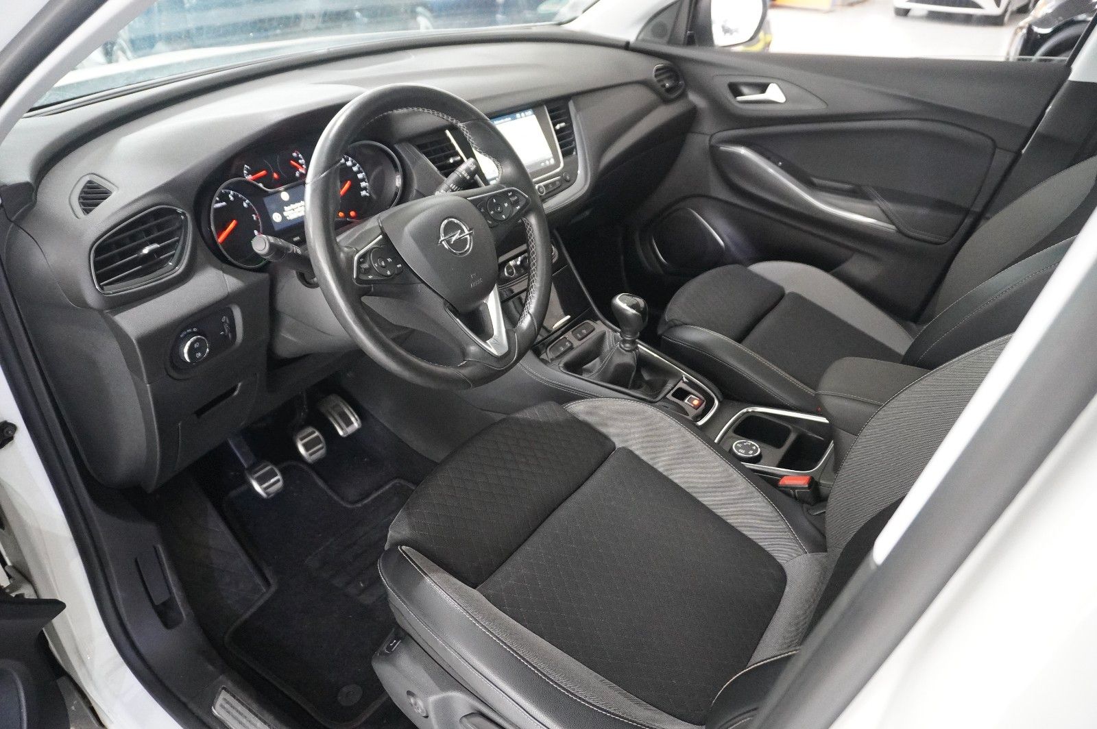 Fahrzeugabbildung Opel Grandland (X) 1.2T INNOV. NAVI/LED/KAMERA/PANO.