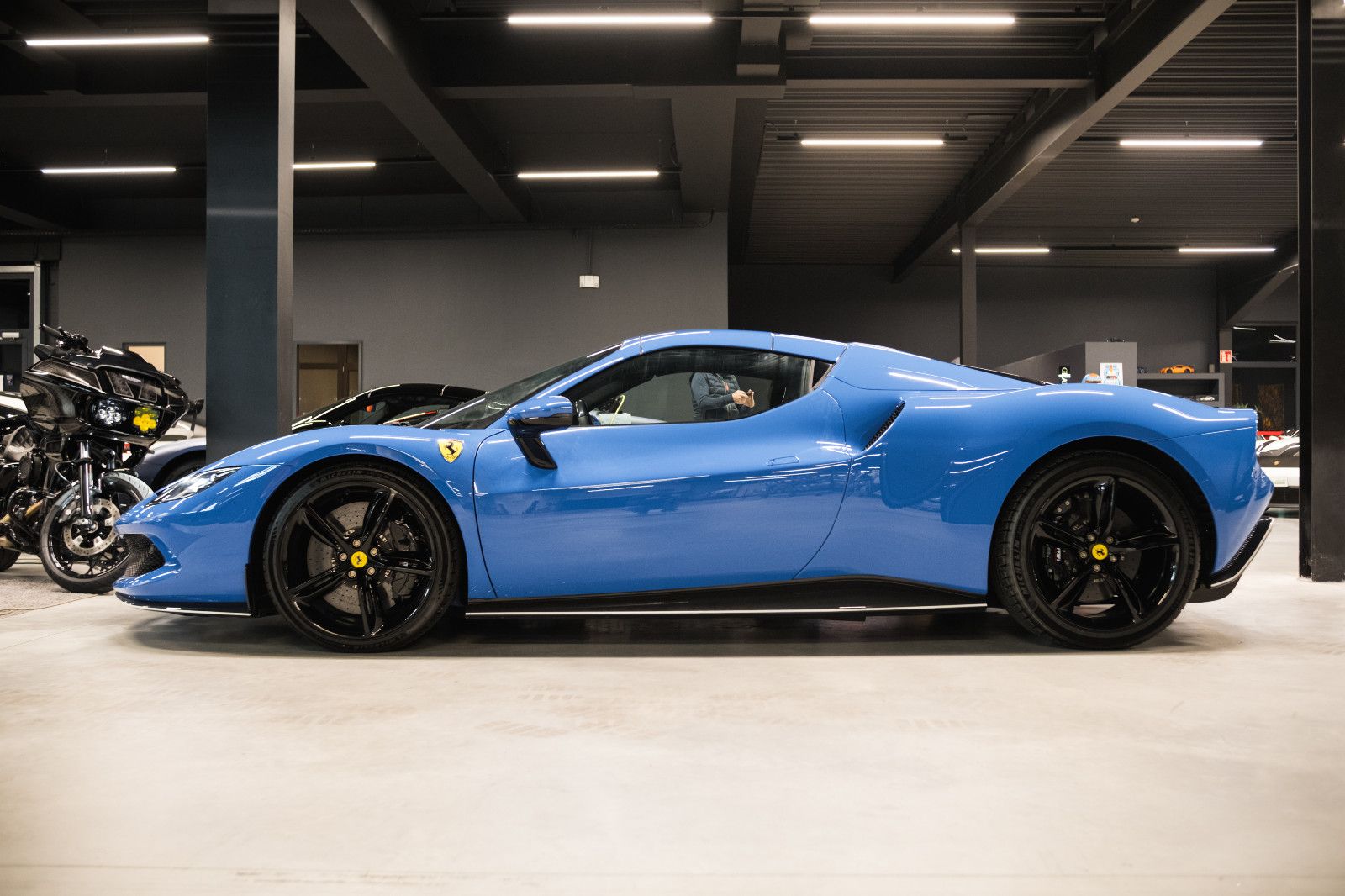 Fahrzeugabbildung Ferrari 296 GTS Sonderfarbe-Lift-Carbonsitz-Hifi-System