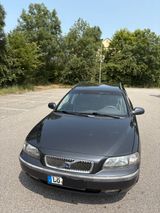 Volvo V70 T5 -2,3 - Volvo V70 mit Benzin-Antrieb: Leder, Kombi, Automatik, Klimaanlage