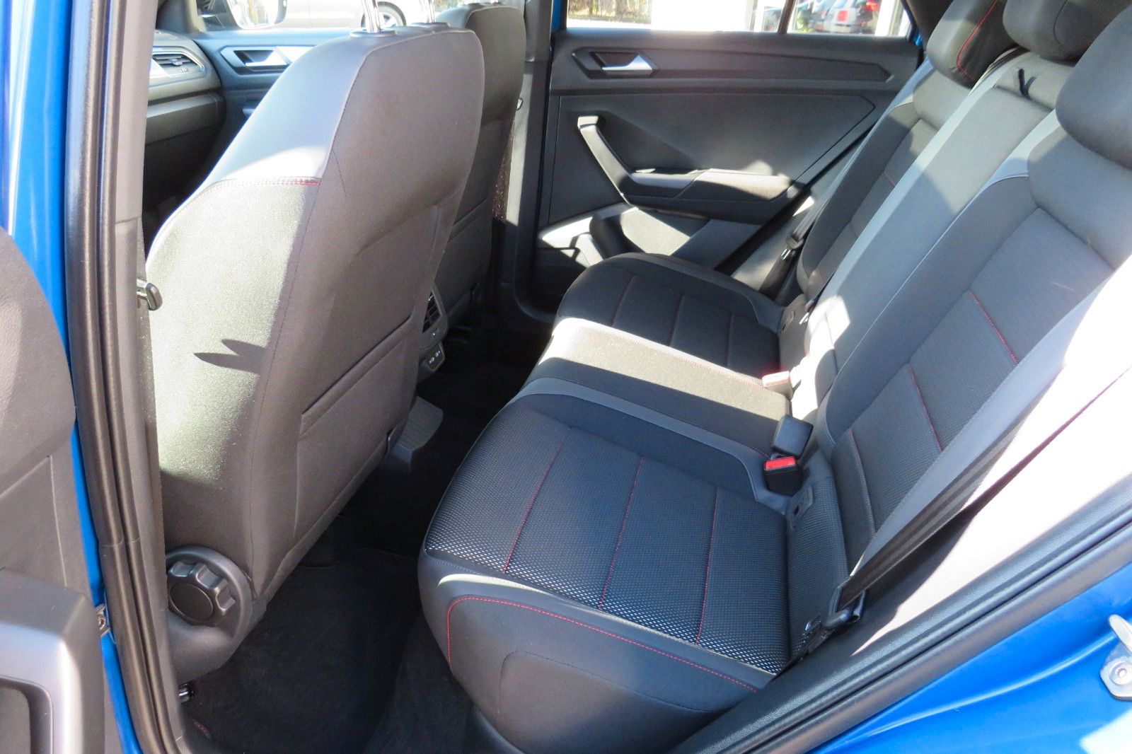 Fahrzeugabbildung Volkswagen T-Roc SPORT PANO AHK LED NAVI ACC PDC SITZH. 1.H