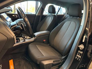 BMW 120 i *HEAD-UP*StandHZ*AHK*SPORT*2-ZONEN*CARPLAY