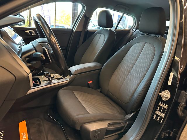BMW 120 i *HEAD-UP*StandHZ*AHK*SPORT*2-ZONEN*CARPLAY