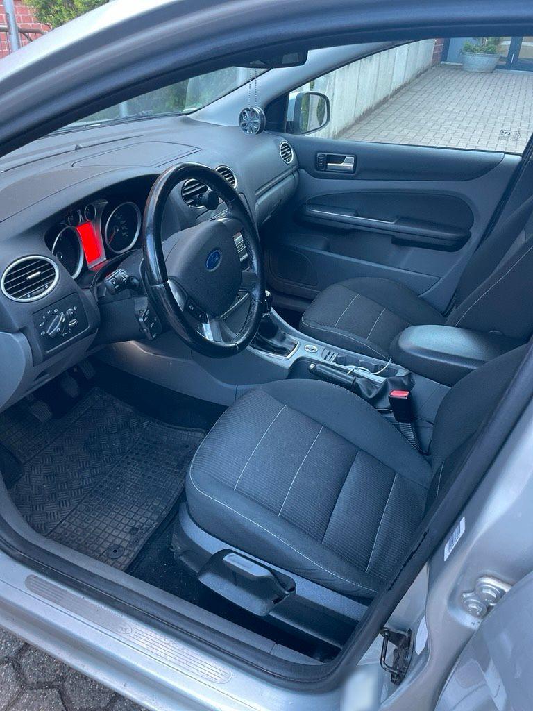 Ford Focus 2011 — вигляд ззаду