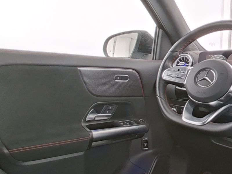 Fahrzeugabbildung Mercedes-Benz EQA 300 4M AMG Advanced Kamera LED Augm.Reality