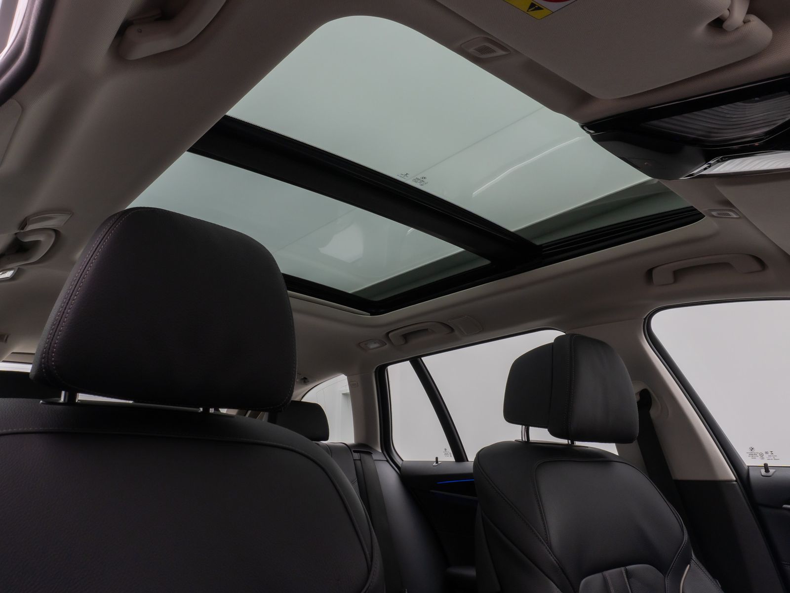 Fahrzeugabbildung BMW 530d Panorama Laser Kamera HUD DAB HiFi Komfort