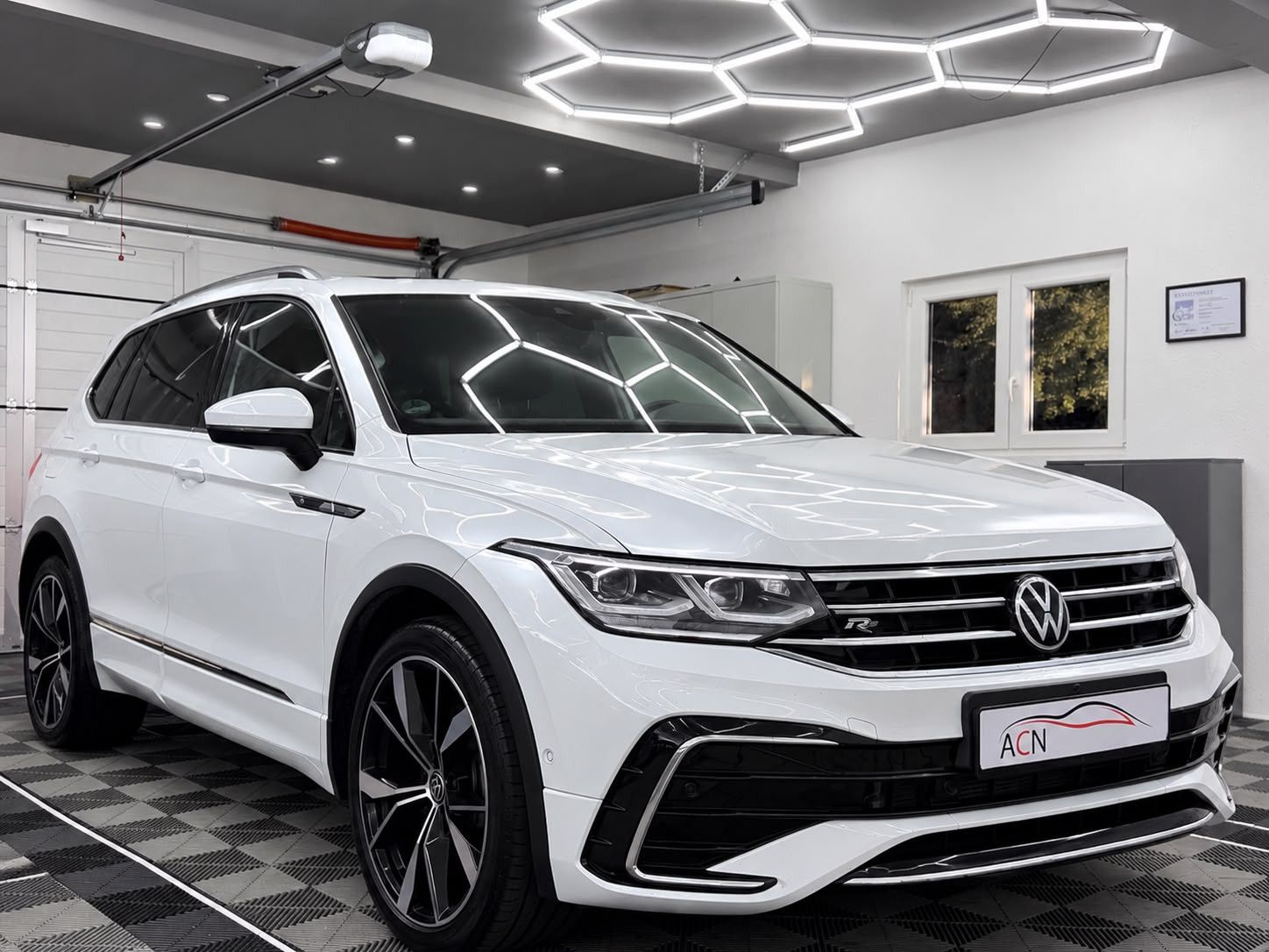 Fahrzeugabbildung Volkswagen Tiguan Allspace R-Line 4Motion 7-Sitzer/HuD/PANO