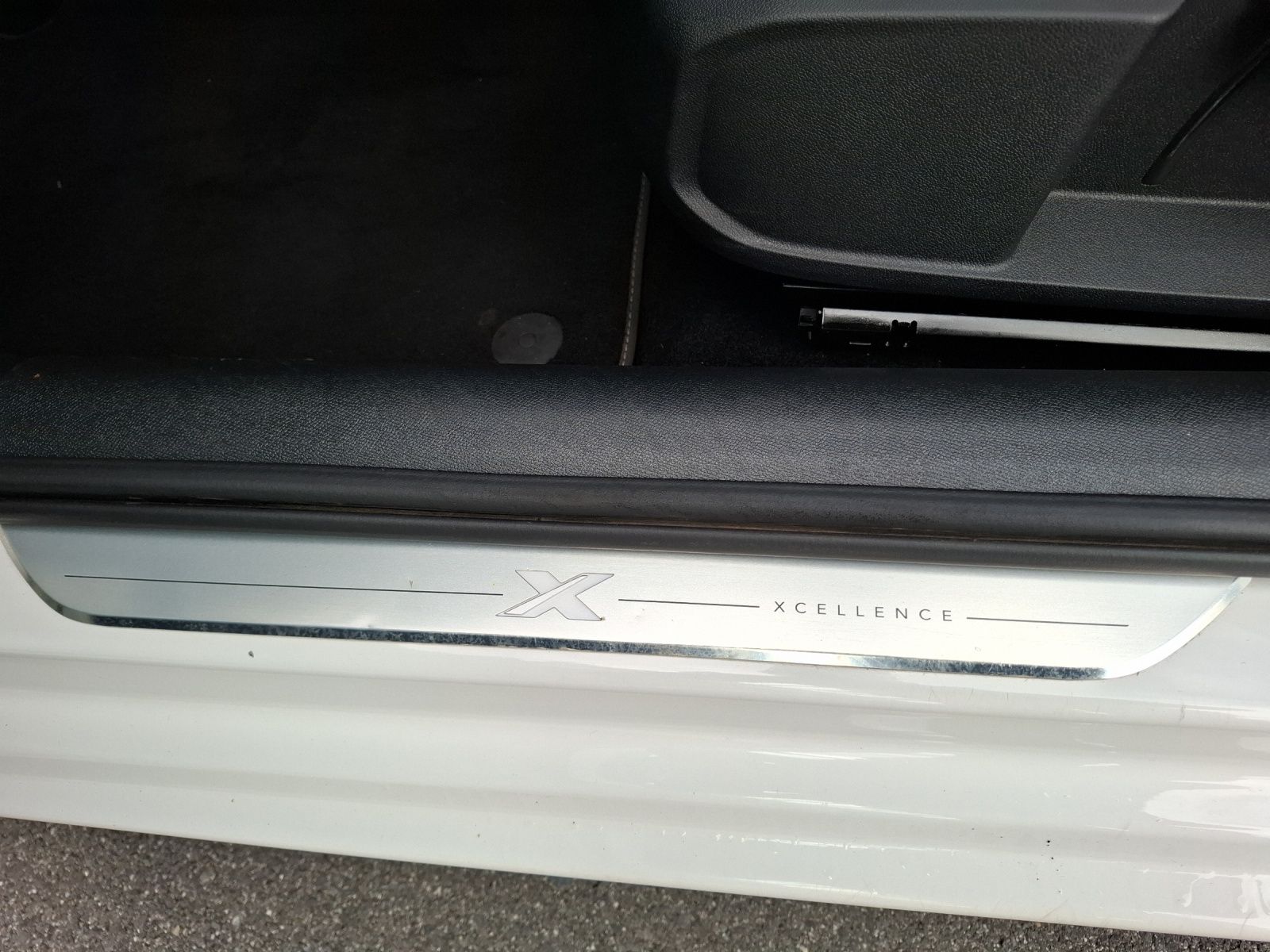 Fahrzeugabbildung SEAT Leon ST eTSI Xcellence DSG LED Navi GRA Park-Ass