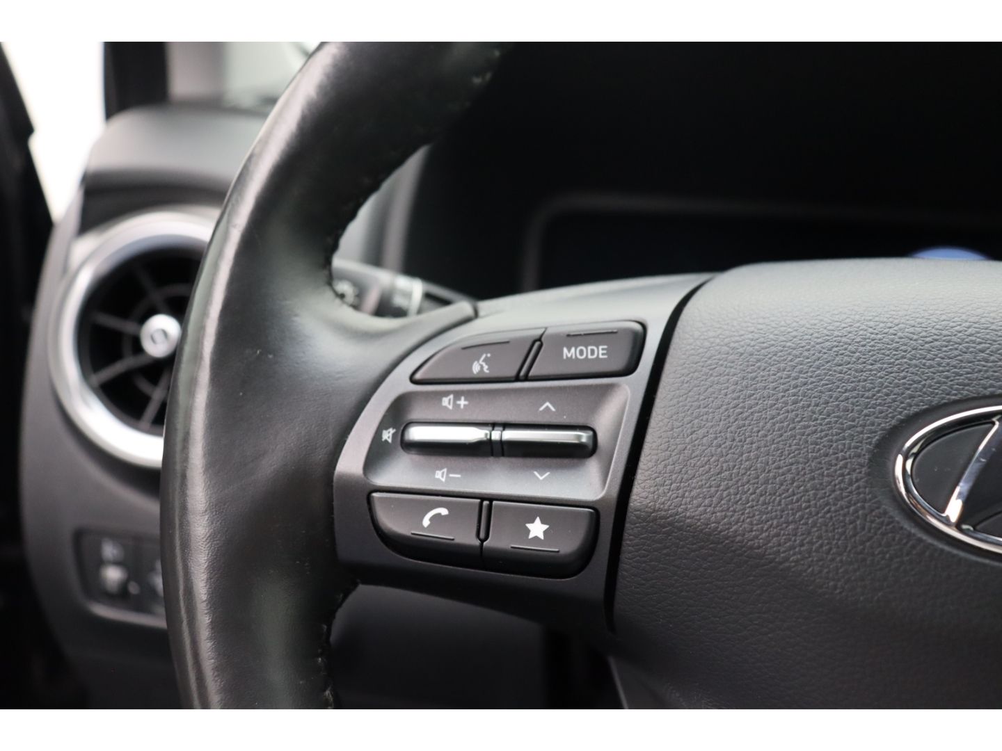Fahrzeugabbildung Hyundai KONA Elektro Trend 2WD Totwinkelass ACC