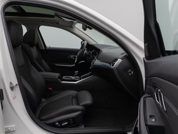Fahrzeugabbildung BMW 330e xDr Tour Sport Line ACC HUD Pano HiFi Laser