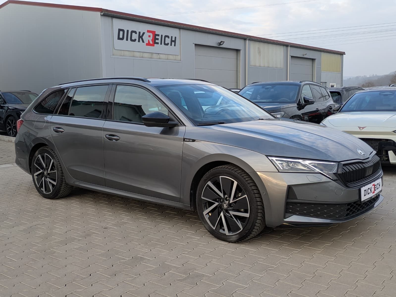 Fahrzeugabbildung SKODA Octavia 1.5 DSG Sportline PANO*MATRIX*AHK*5J.GAR