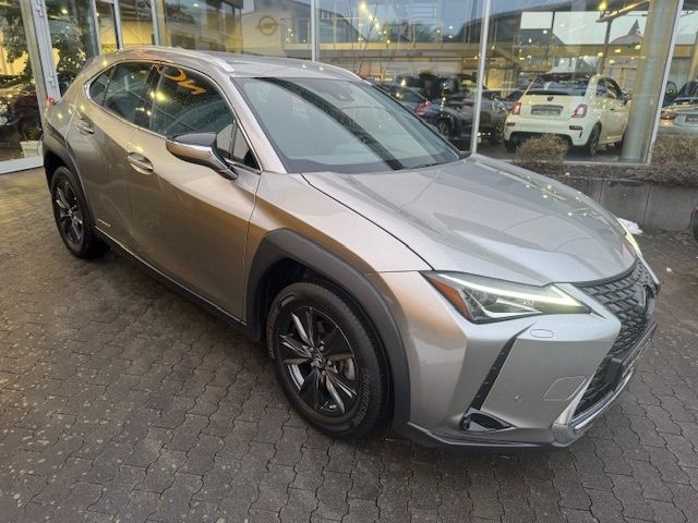 Fahrzeugabbildung Lexus UX 250h Launch Edition LED NAV SHZ PDC RFK 17"