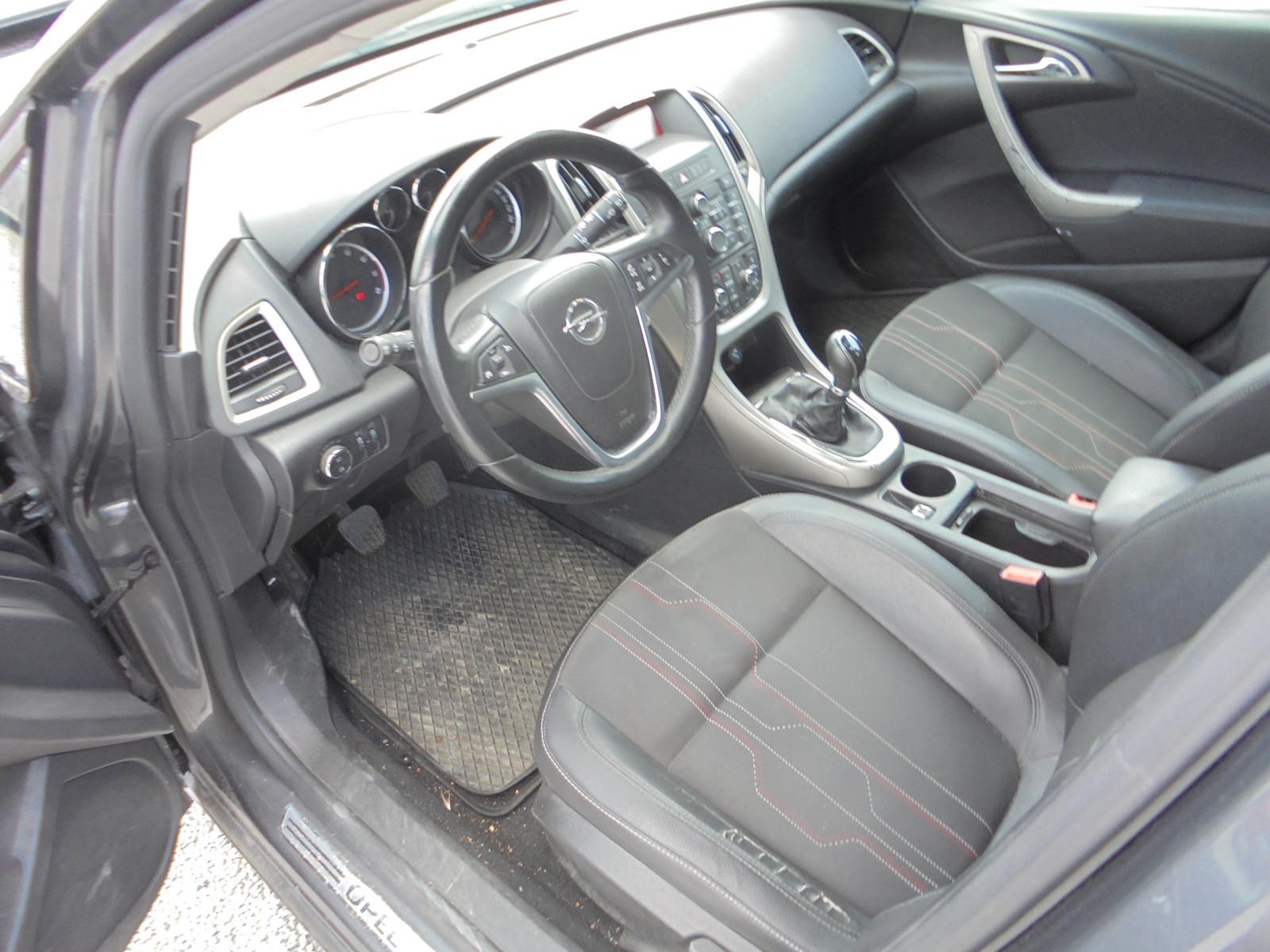 Opel Astra 2012 — photo 9