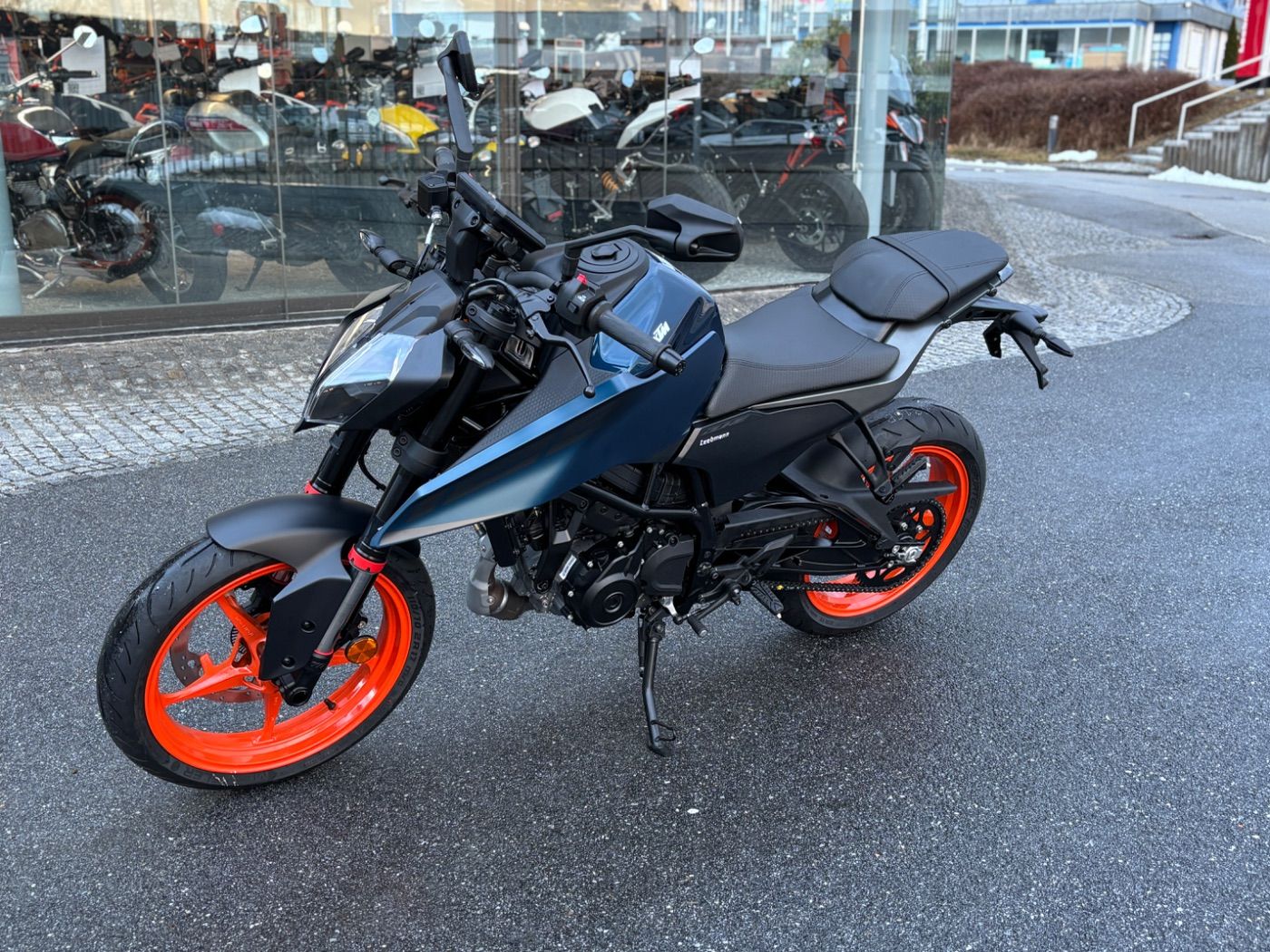 Fahrzeugabbildung KTM 125 Duke Modell 2026 auch in Schwarz erhältlich
