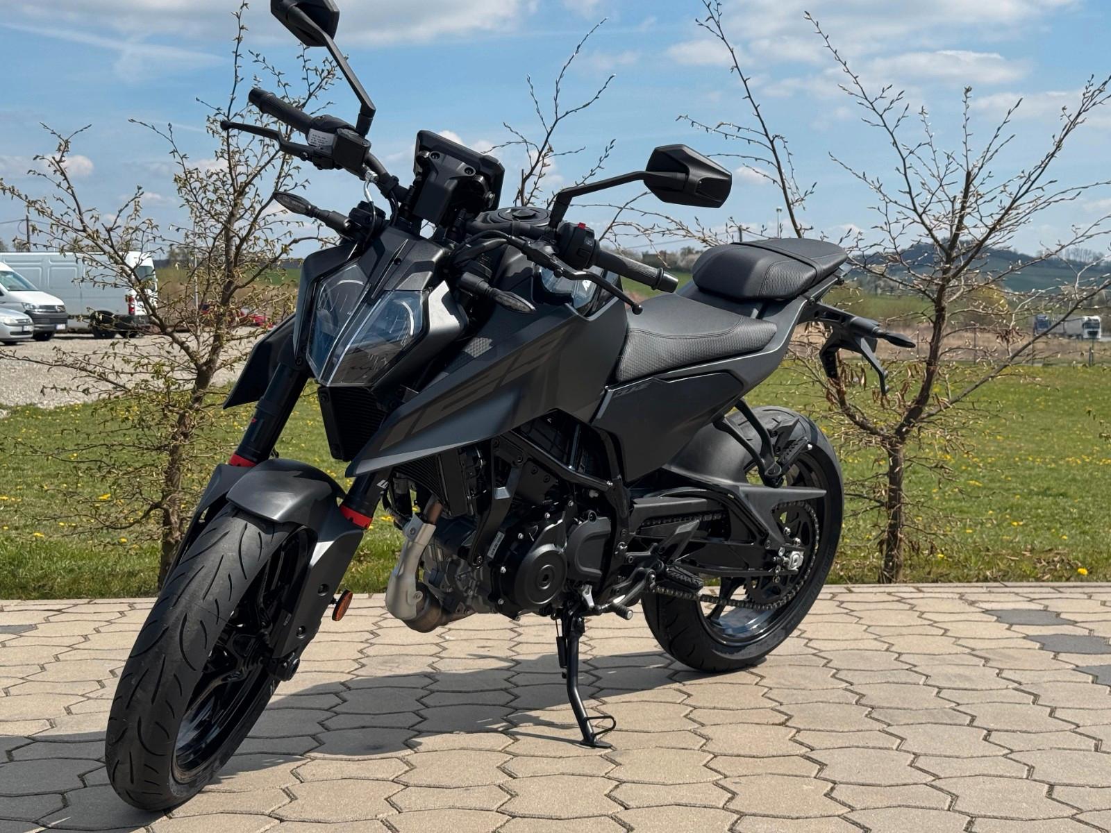 KTM 125 DUKE MY26 SCHWARZ LAGER A1