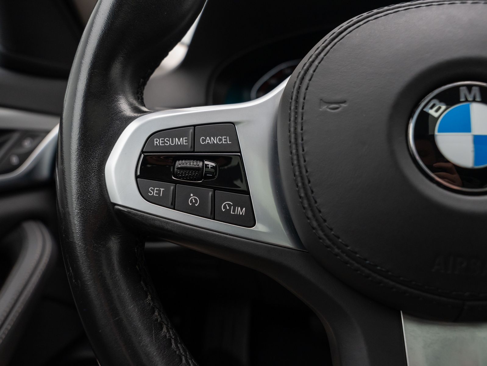 Fahrzeugabbildung BMW 530d Kamera DAB HiFi Panorama HUD Sport 19Zoll