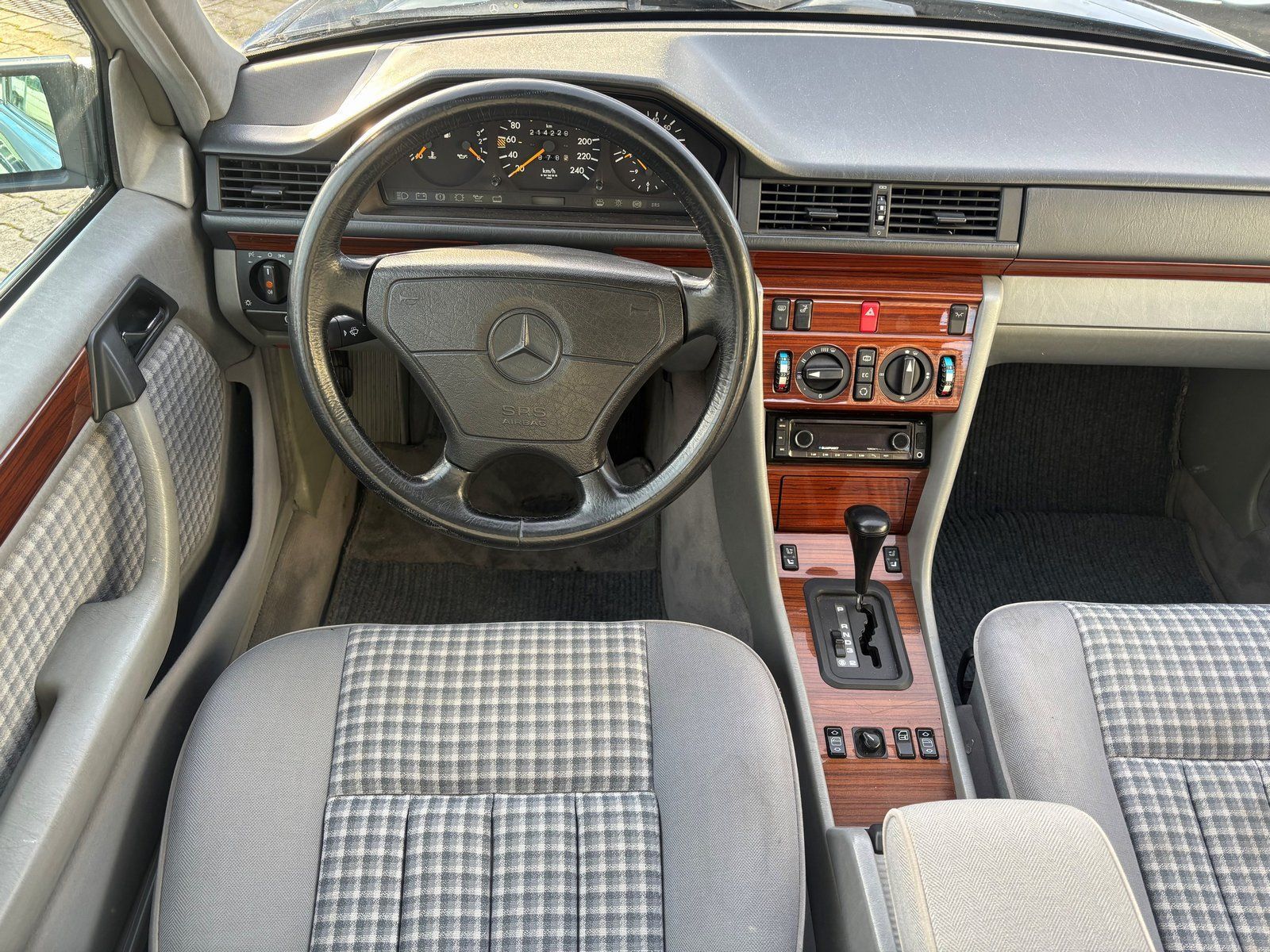 Fahrzeugabbildung Mercedes-Benz E 220 SCHIEBEDACH*KLIMA*SITZHEIZUNG*AUTOMATIK