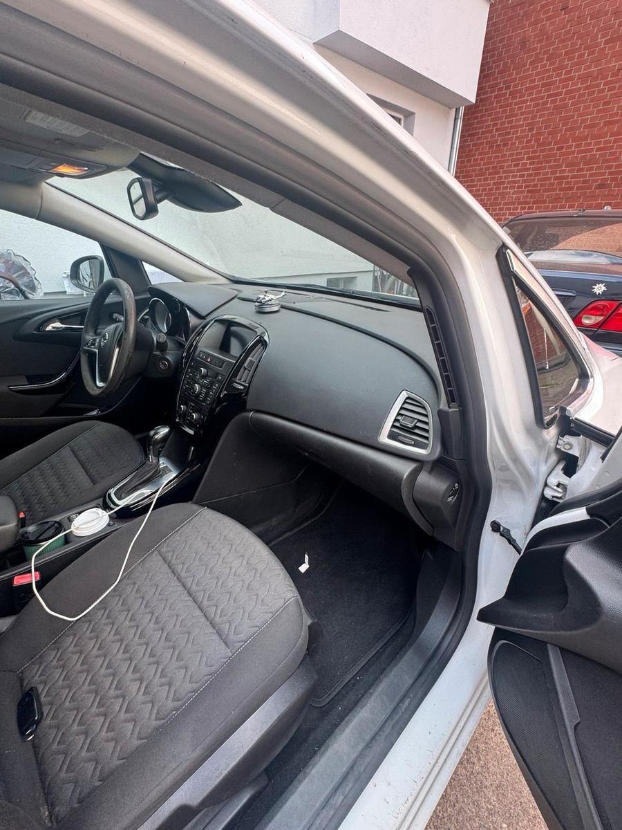 Opel Astra 2013 — photo 10