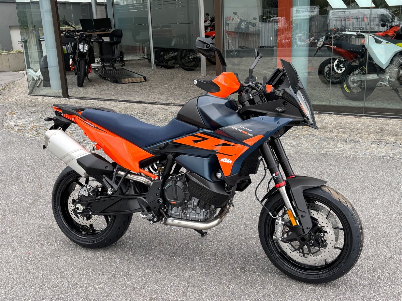 Fahrzeugabbildung KTM 890 SMT Modell 2026 4 Jahre Garantie