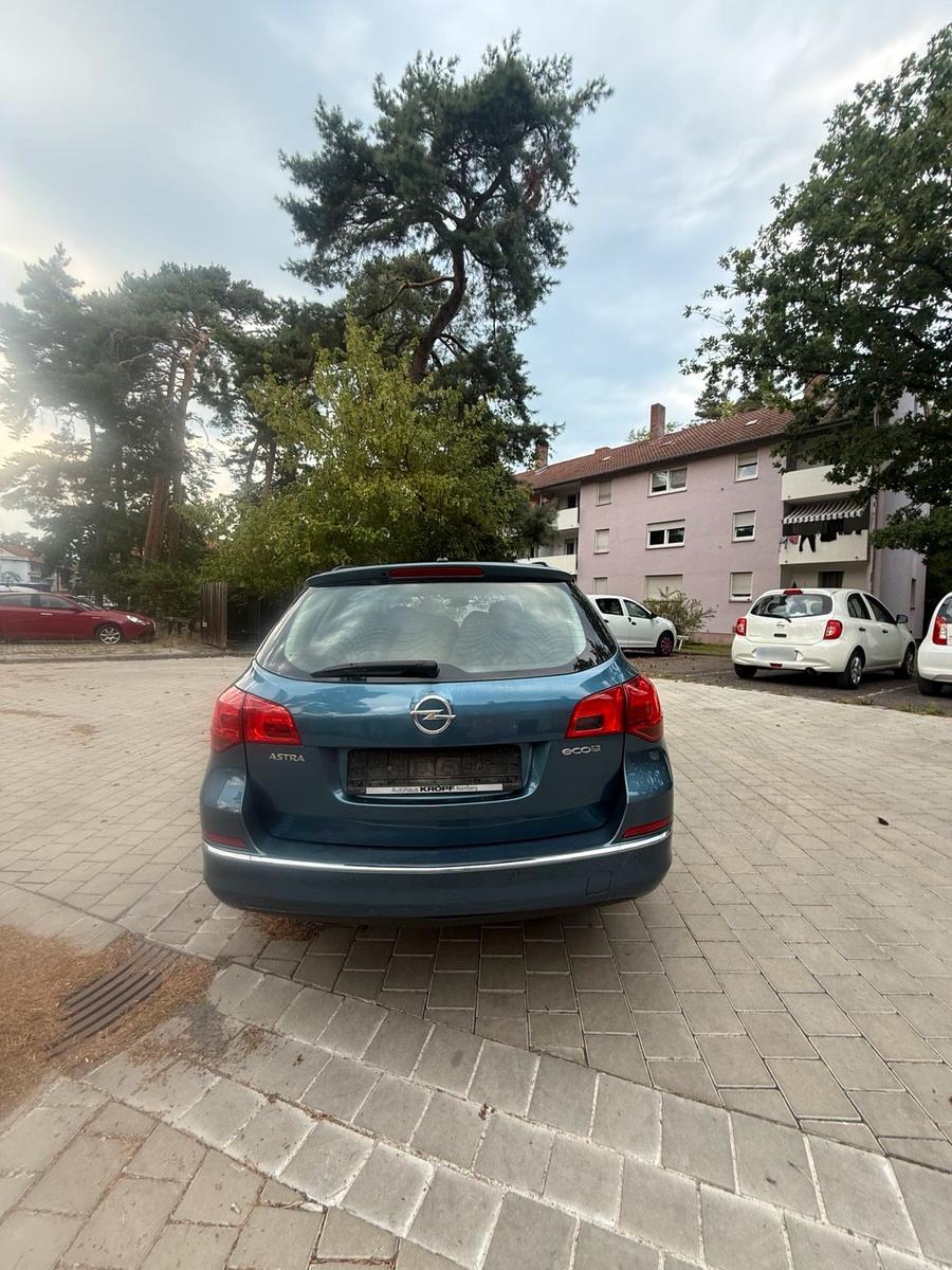 Opel Astra 2014 — engine