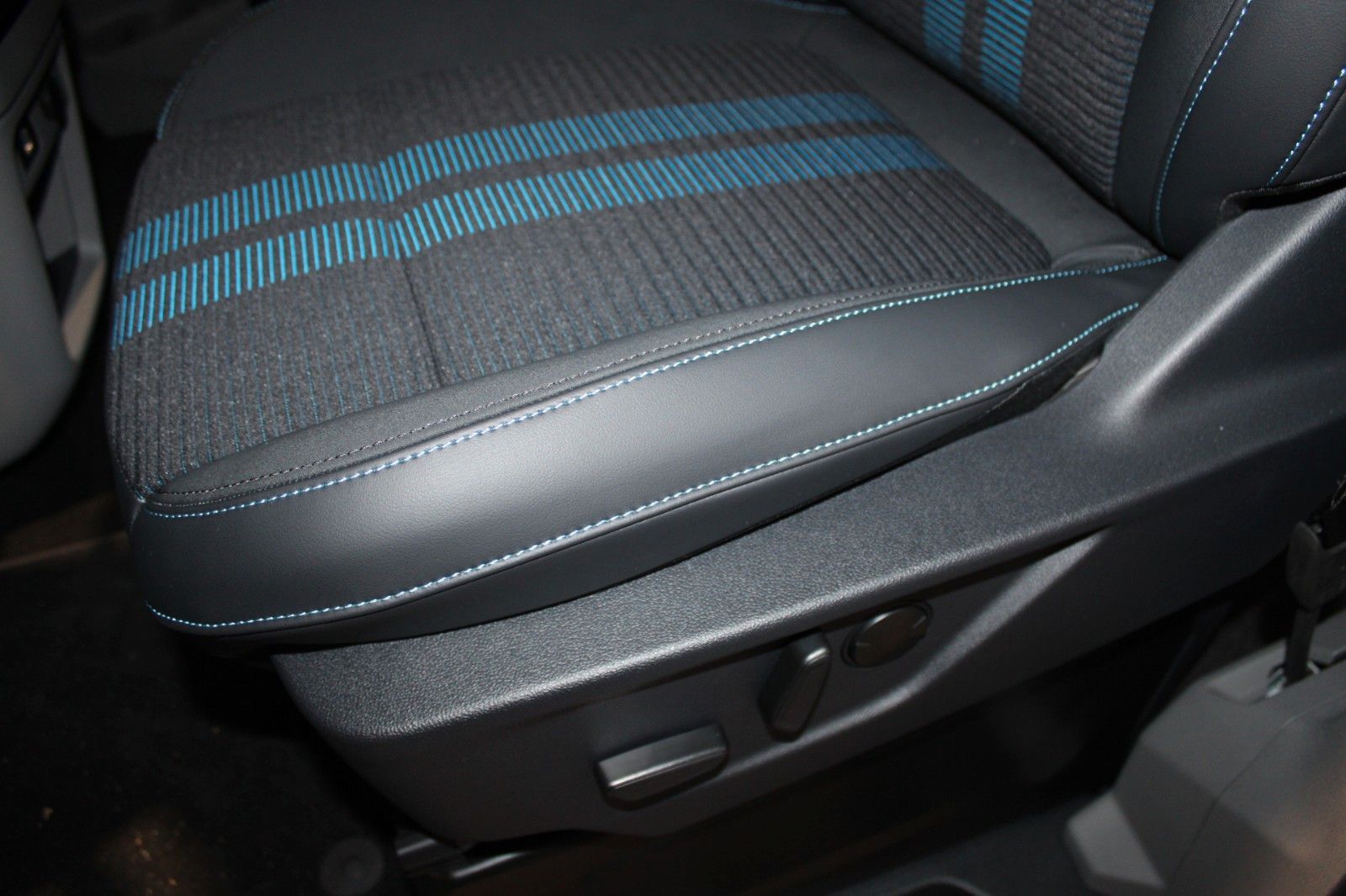 Fahrzeugabbildung Ford Tourneo Custom Automatik L1 SPORT mit AHK + GJR