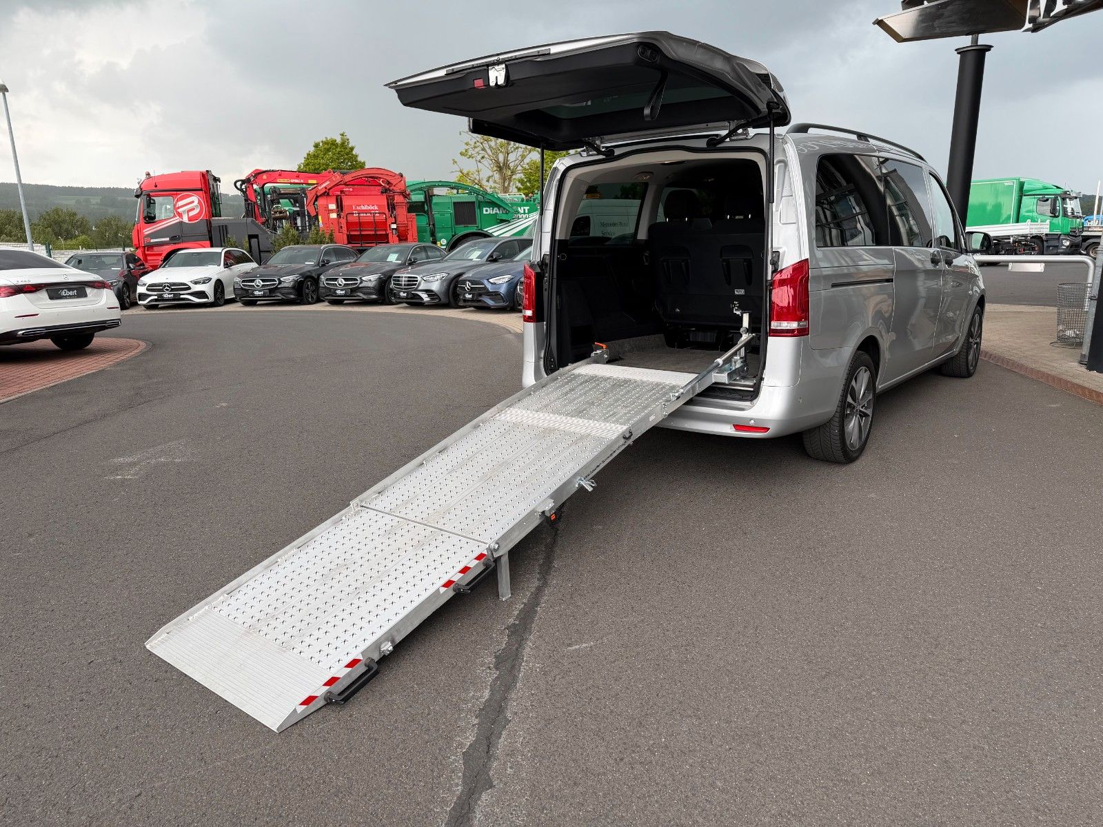 Fahrzeugabbildung Mercedes-Benz Vito 116 CDI Tourer 9G Laderampe Stdheiz LED