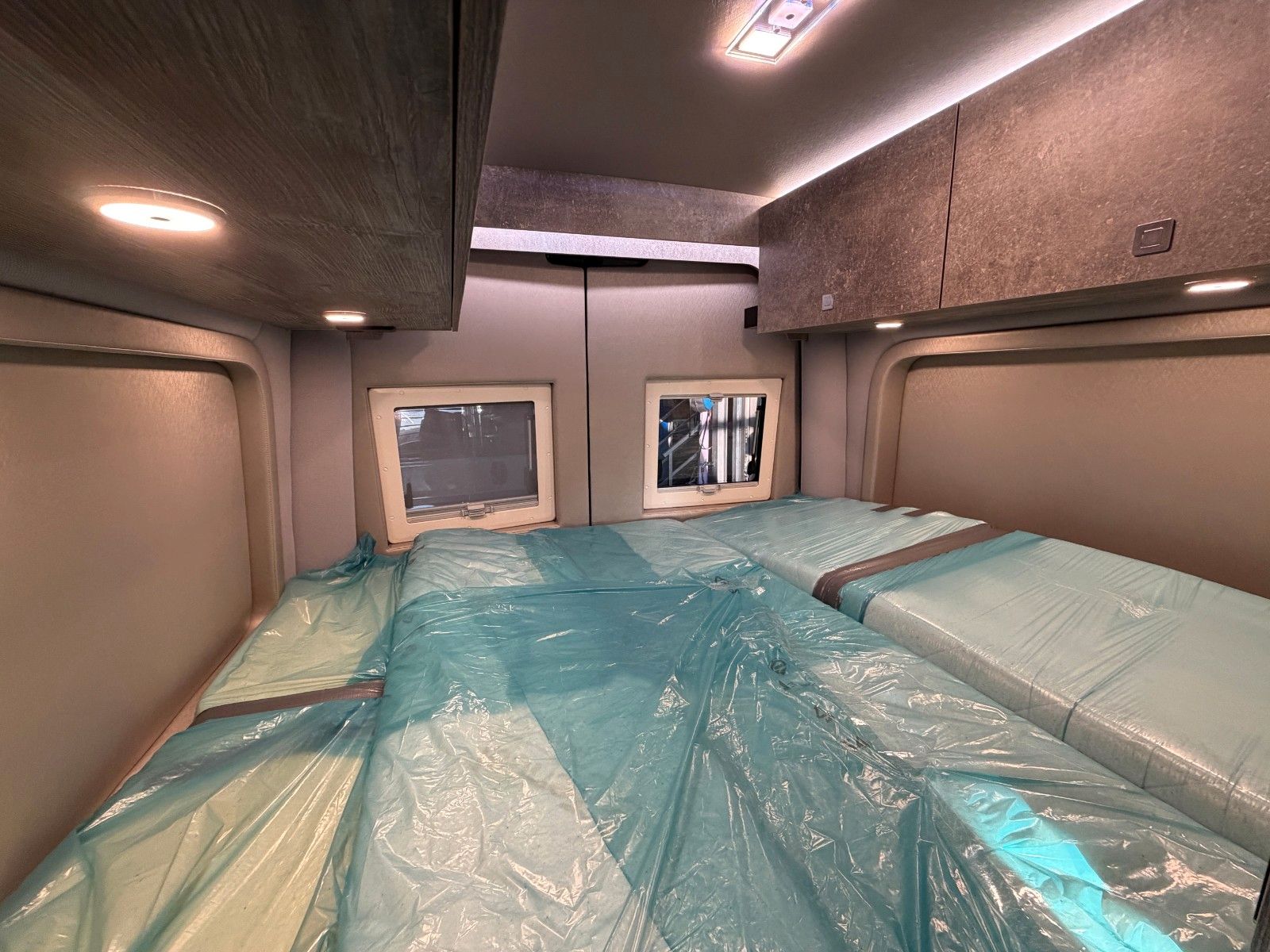 Fahrzeugabbildung Robeta Adonis - Luxus Campervan mit Aufstelldach