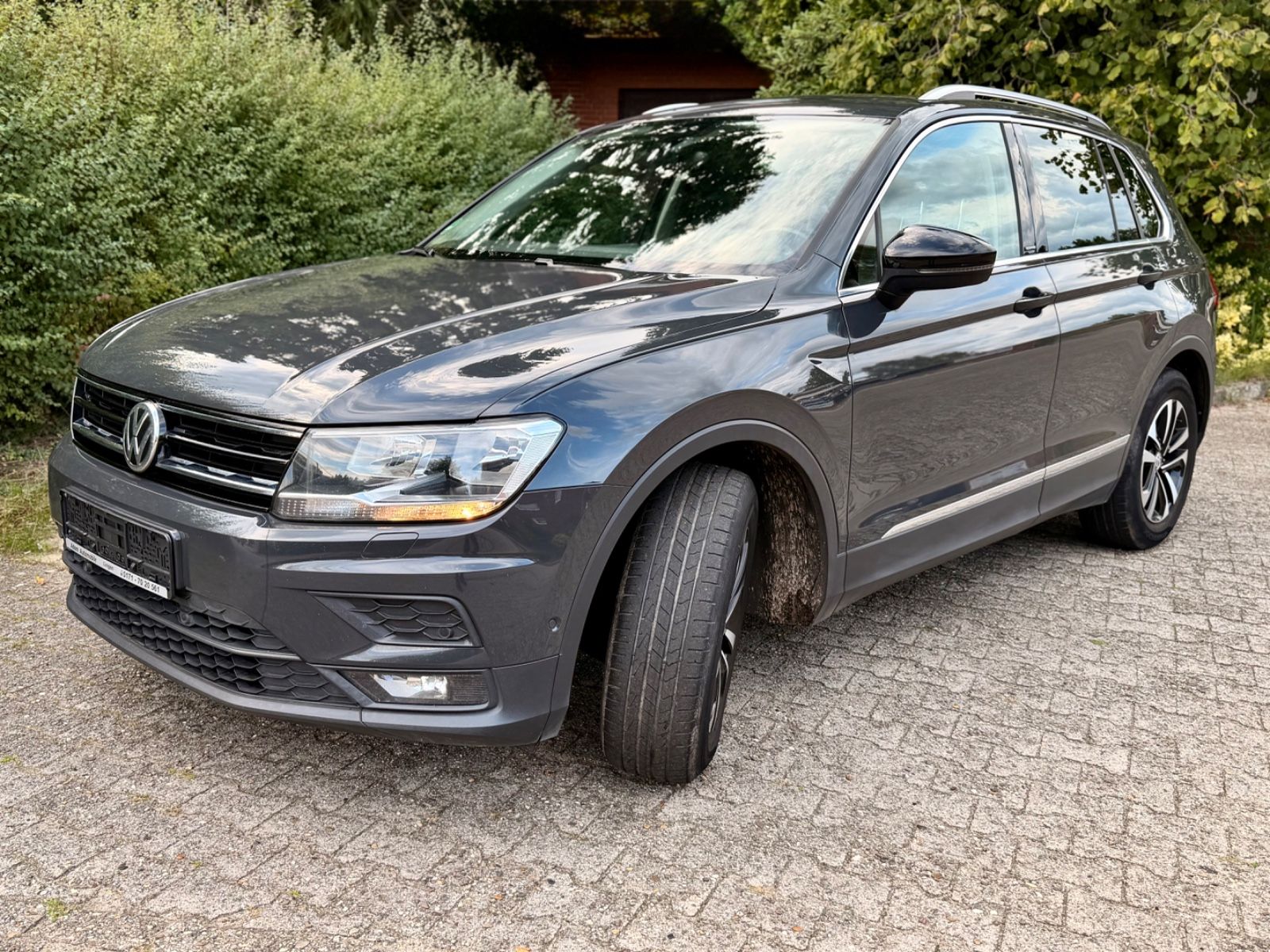 Volkswagen Tiguan - 1
