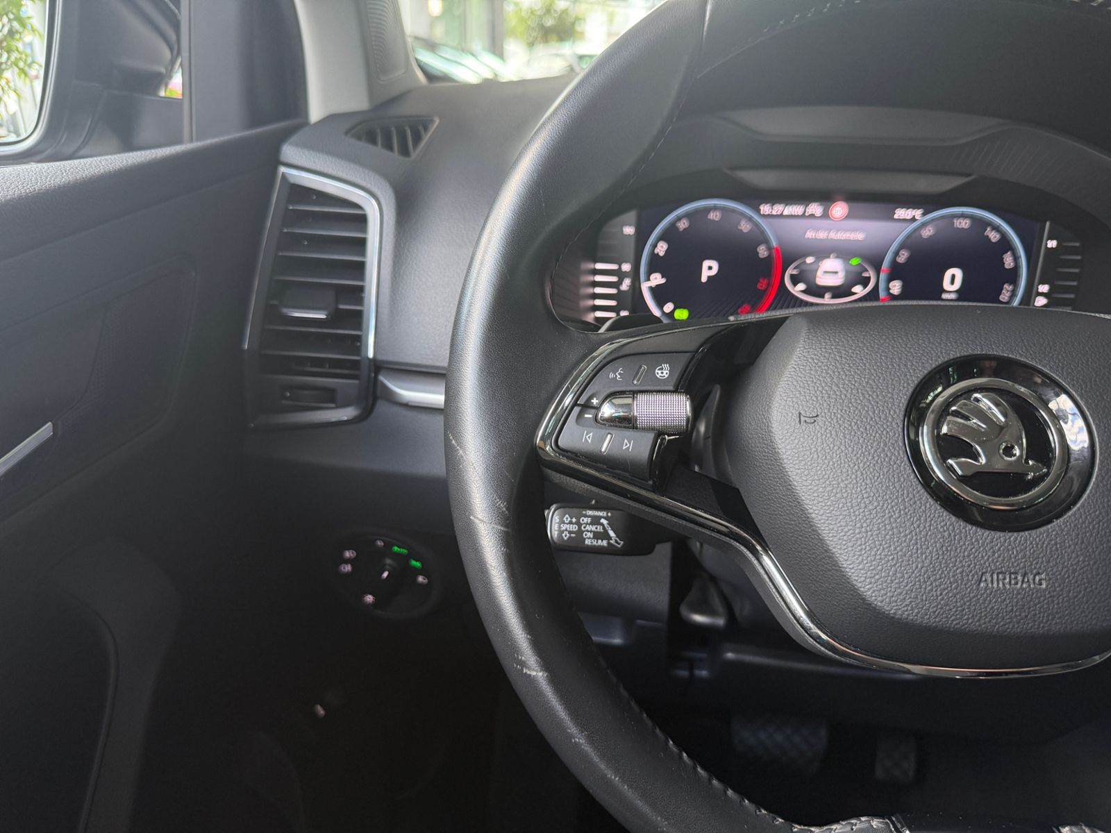 Fahrzeugabbildung SKODA KAROQ 1.5 TSI DSG AHK AMB LED NAVI