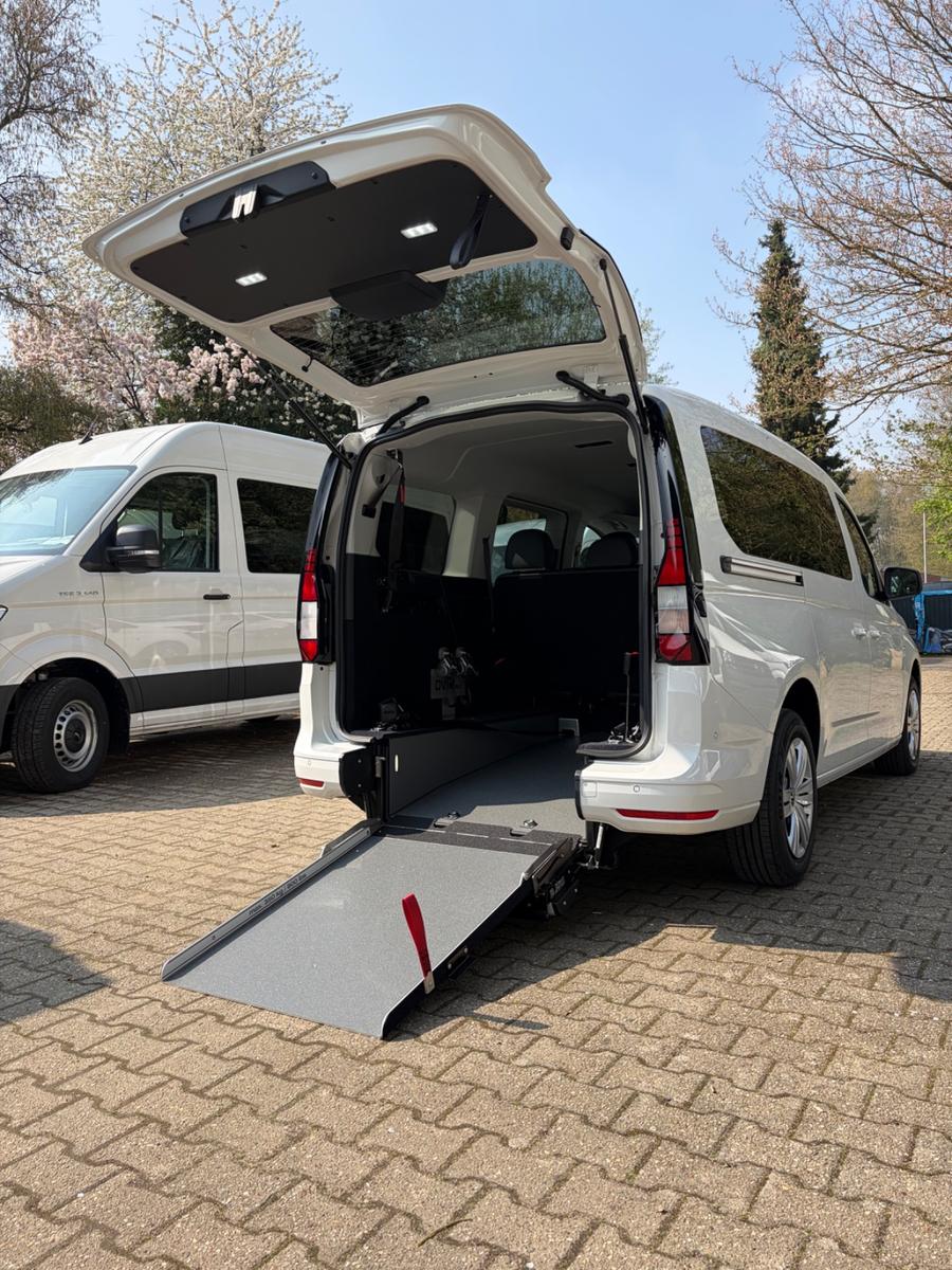 Volkswagen 90kW DSG Rollstuhl Rampe Heckausschnitt