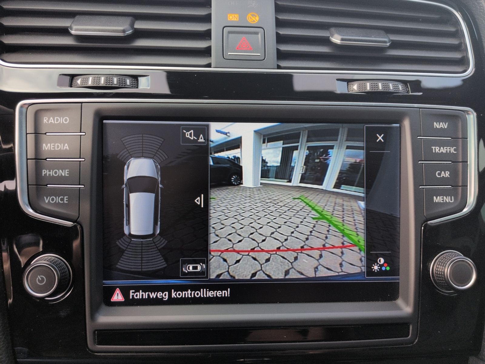 Golf VII R 2.0TSI DSG LEDER+PANO+NAV+SHZ+DCC+RFK