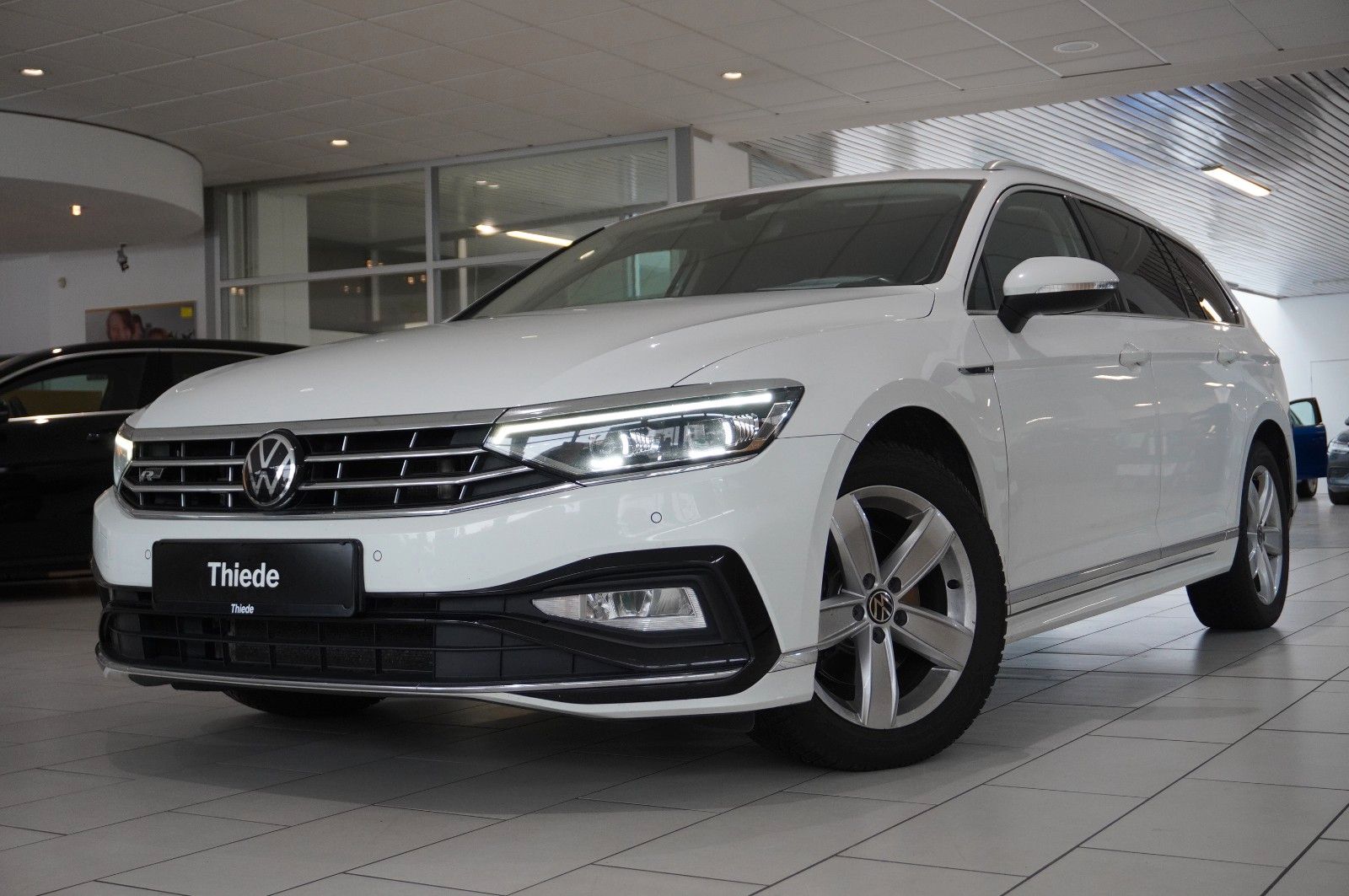 Fahrzeugabbildung Volkswagen Passat VARI. 2.0D R-LINE 4M NAVI/LED/KAMERA/AHK