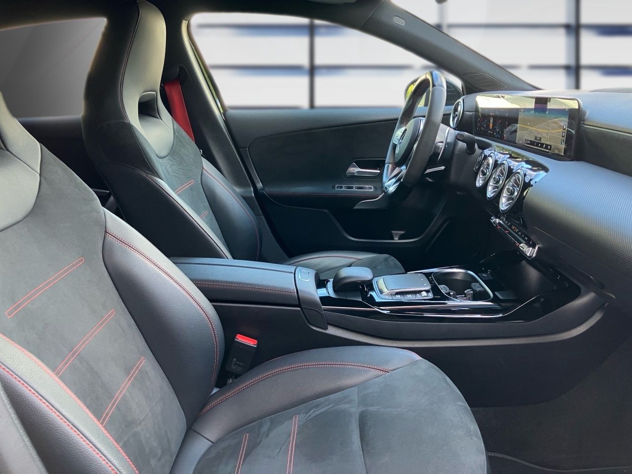 Fahrzeugabbildung Mercedes-Benz AMG A 45 4M+ NIGHT+MULTIBEAM+KEYL+AMBIENTE+KAM++