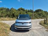 Volkswagen T7 Multivan 1,5 TSI OPF DSG LÜ Edition - silberne Volkswagen T7 Multivan