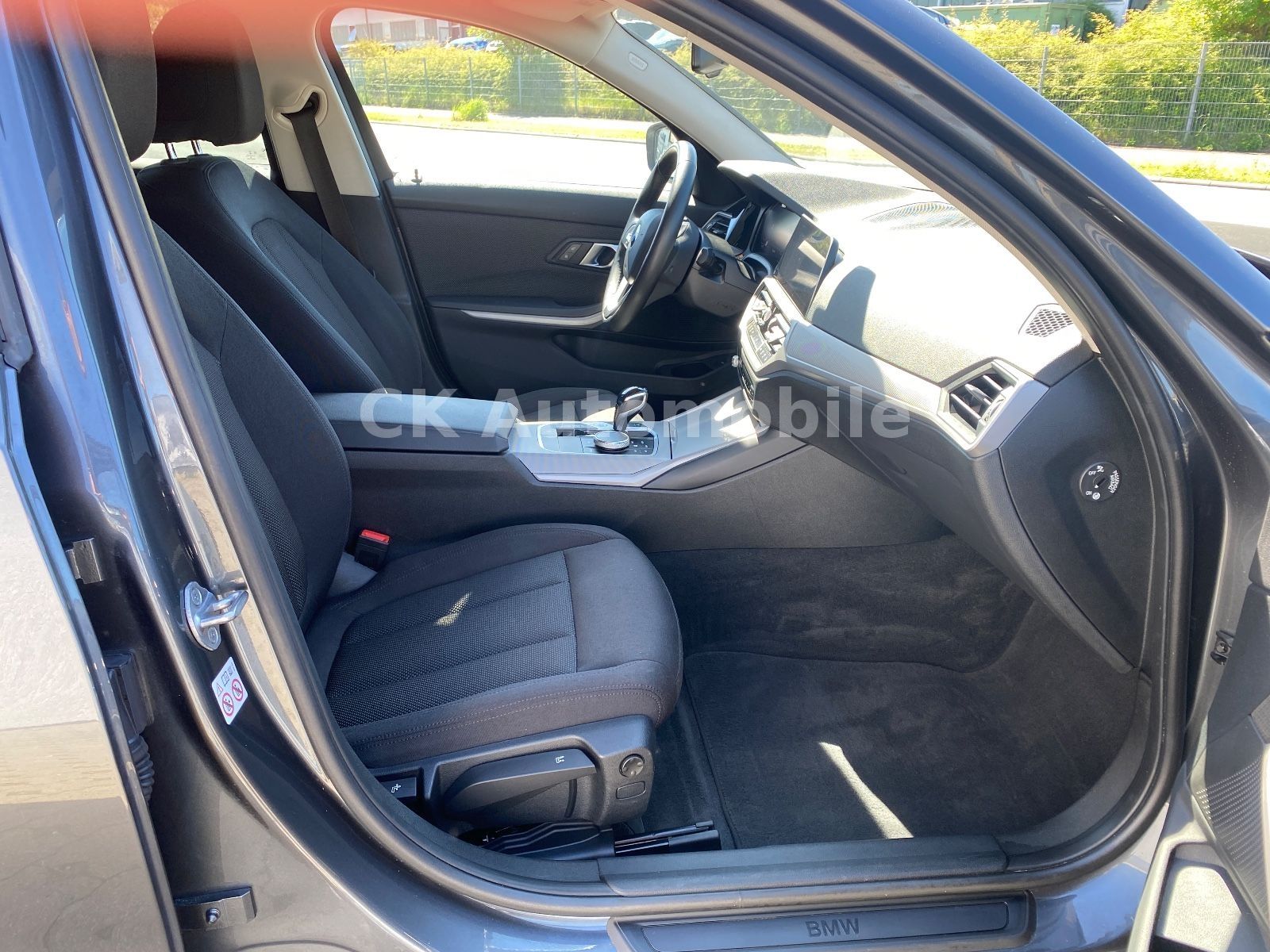 Fahrzeugabbildung BMW 318d Touring Advantage/LiveCockpit/Navi/Laser/AH