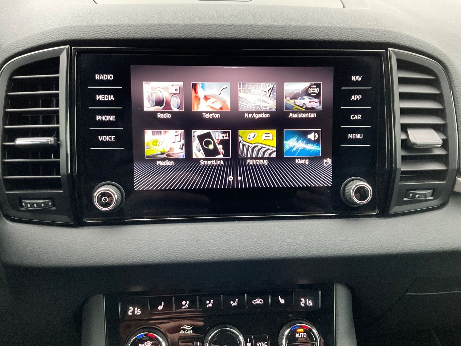 Fahrzeugabbildung SKODA Karoq 1.5l TSI DSG ACC,Kamera,Navi,LED,ACC