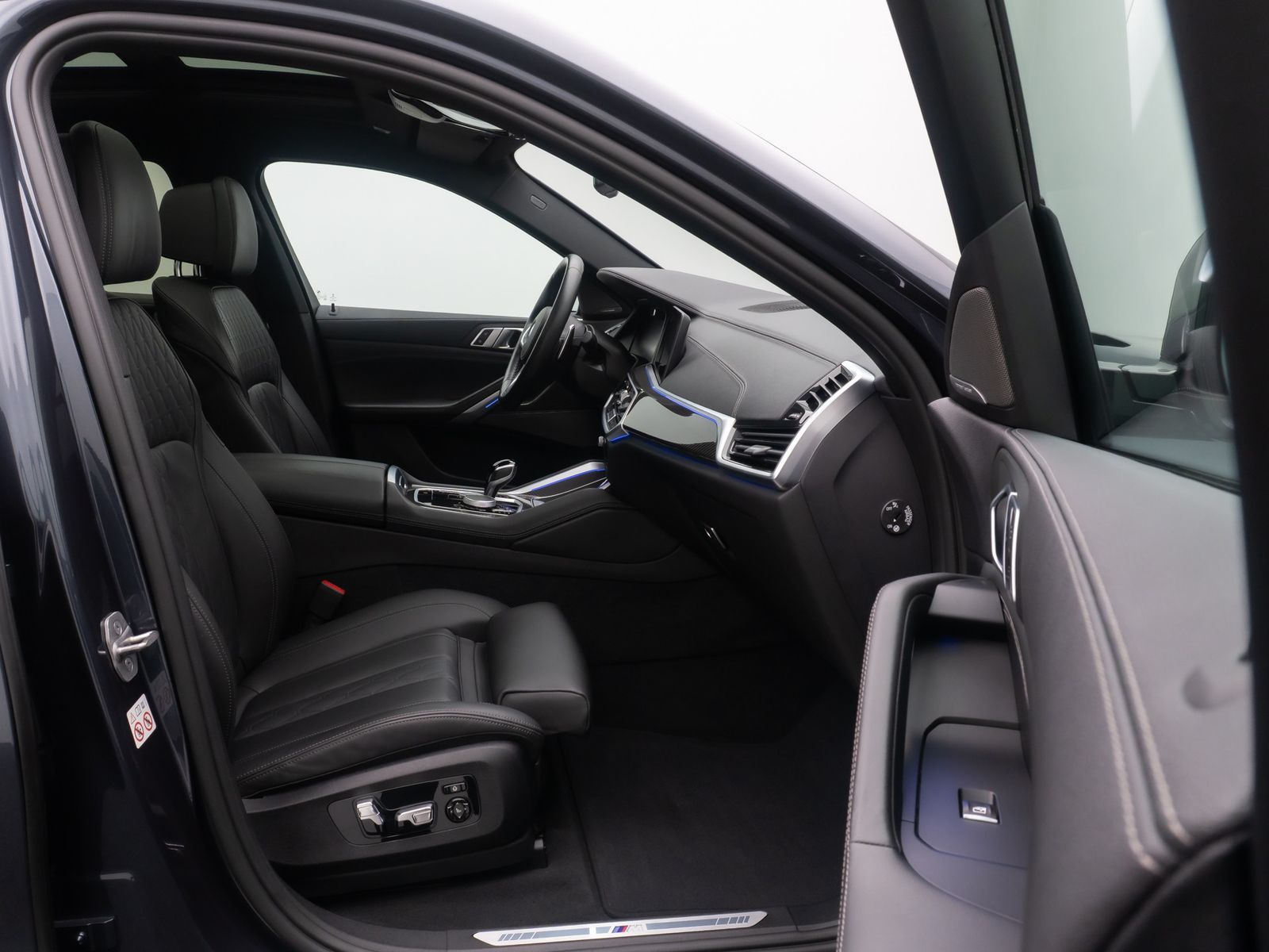 Fahrzeugabbildung BMW X6 xD30d M Sport 360&deg; HUD DAB SkyLounge H/K 21"