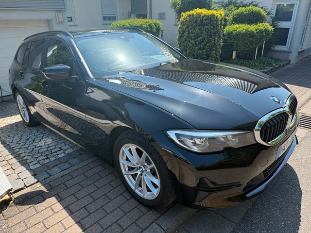 BMW 318d Leder NAVI Carplay LED PDC Livecock SHZ uvm
