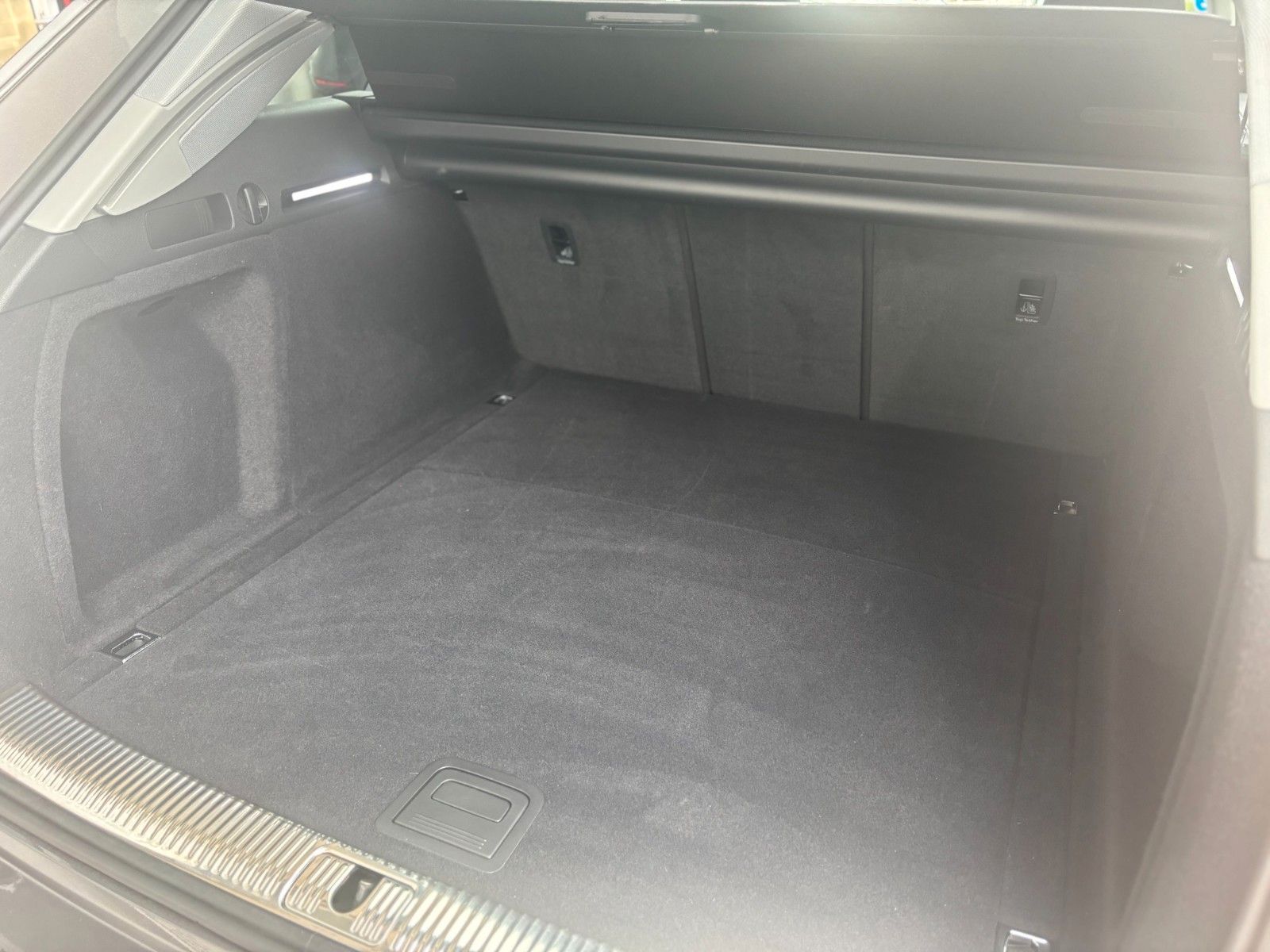 Fahrzeugabbildung Audi A4 Avant 40 TFSI quattro basis