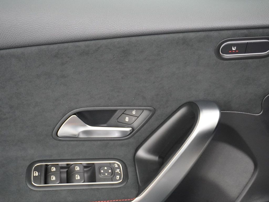 Mercedes-Benz A 180 Star Edition AMG Line | Voorstoelen Verwar