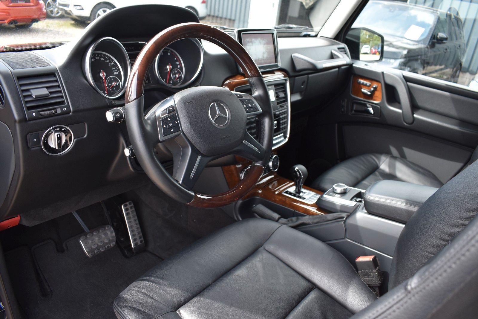 Fahrzeugabbildung Mercedes-Benz G 500 V8 1.HAND/AHK/SD/LEDER/KAMERA/TOTWINKEL