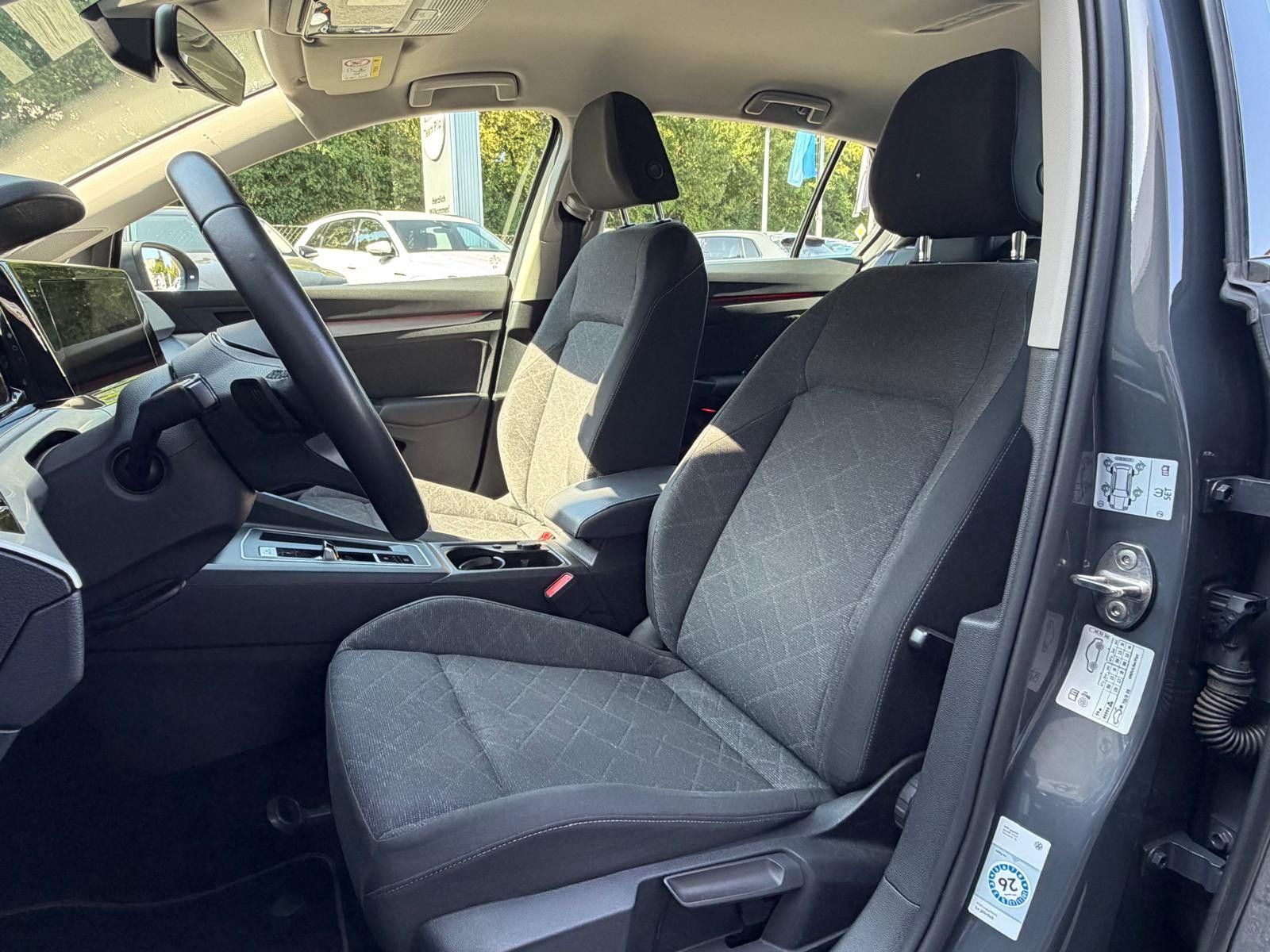 Fahrzeugabbildung Volkswagen Golf VIII 2.0d Life VIRTU+LED+NAVI+SHZ+ACC+PDC+