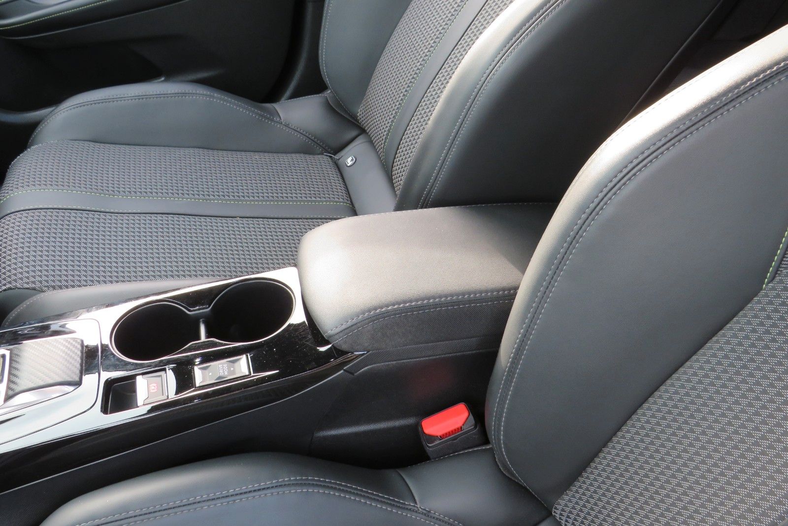 Fahrzeugabbildung Peugeot 2008 e- GT PDC KAMERA NAVI SITZH.