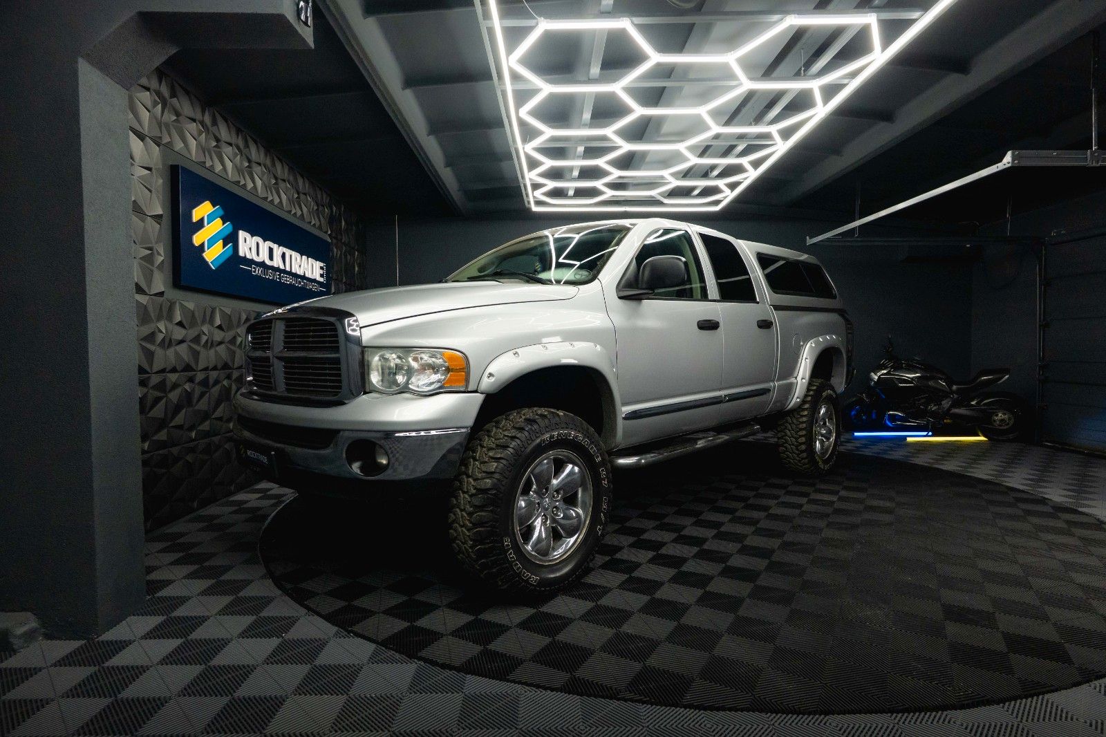 Fahrzeugabbildung Dodge RAM 5.7 V8 HEMI 4x4 OFFROAD MONSTERTRUCK LONGBED
