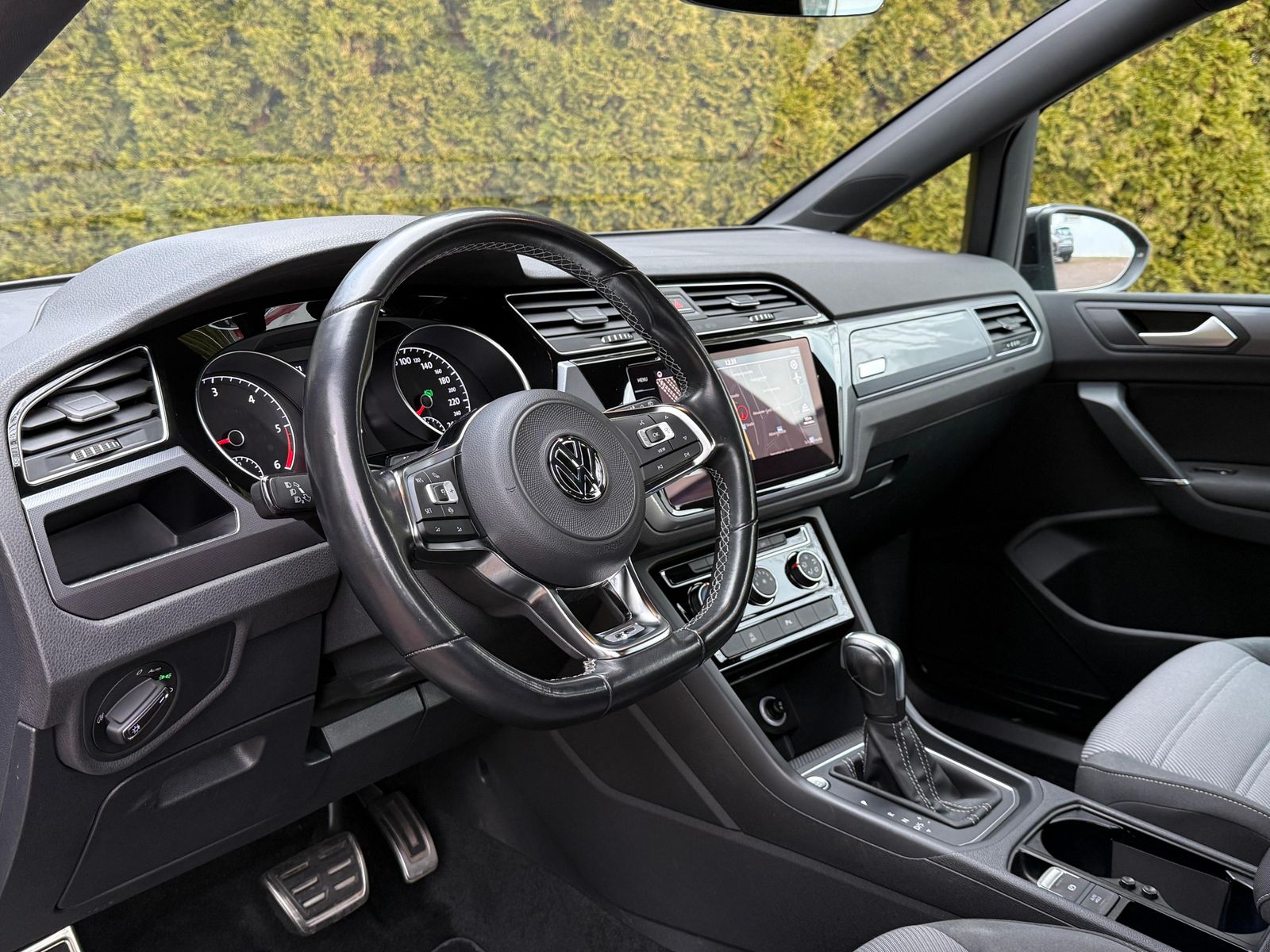 Fahrzeugabbildung Volkswagen Touran 2.0 TDI DSG R-Line LED+NAV+ACC+CARPLAY+