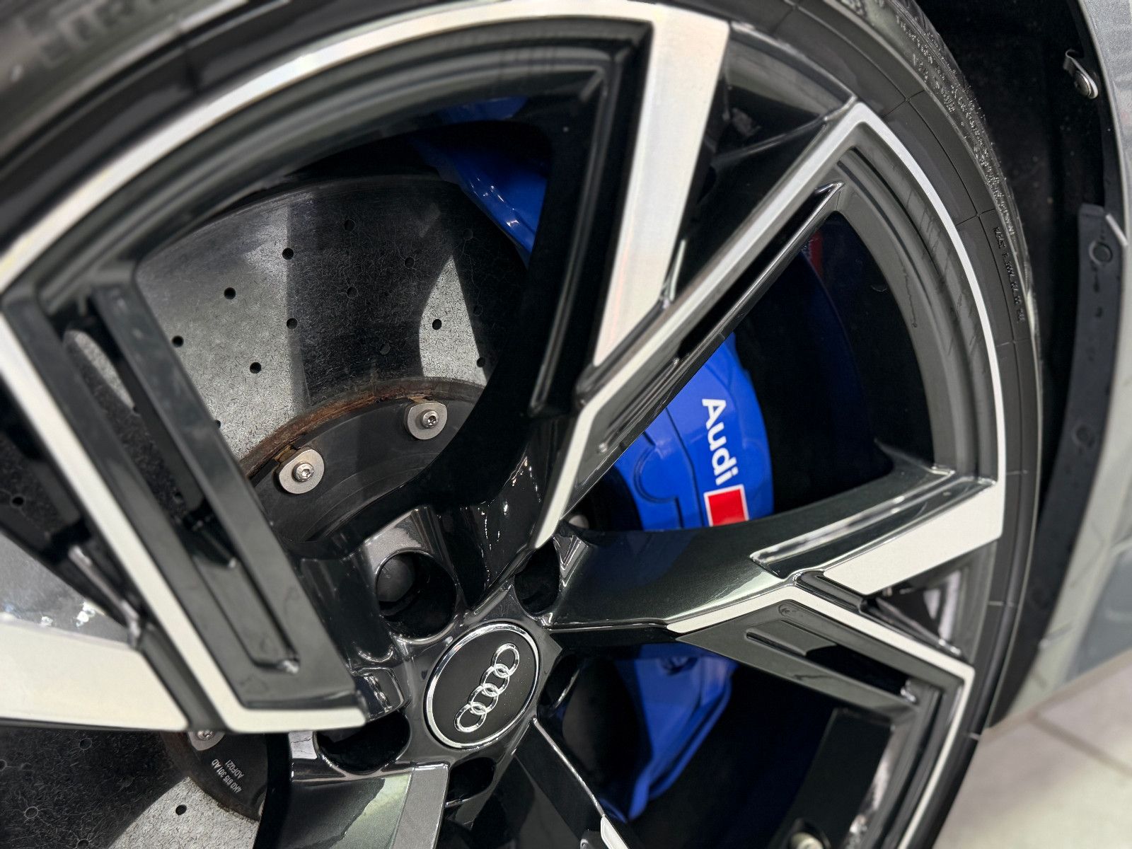 Fahrzeugabbildung Audi RS6 Avant 4.0 TFSI quattro |KERAMIK|B/O