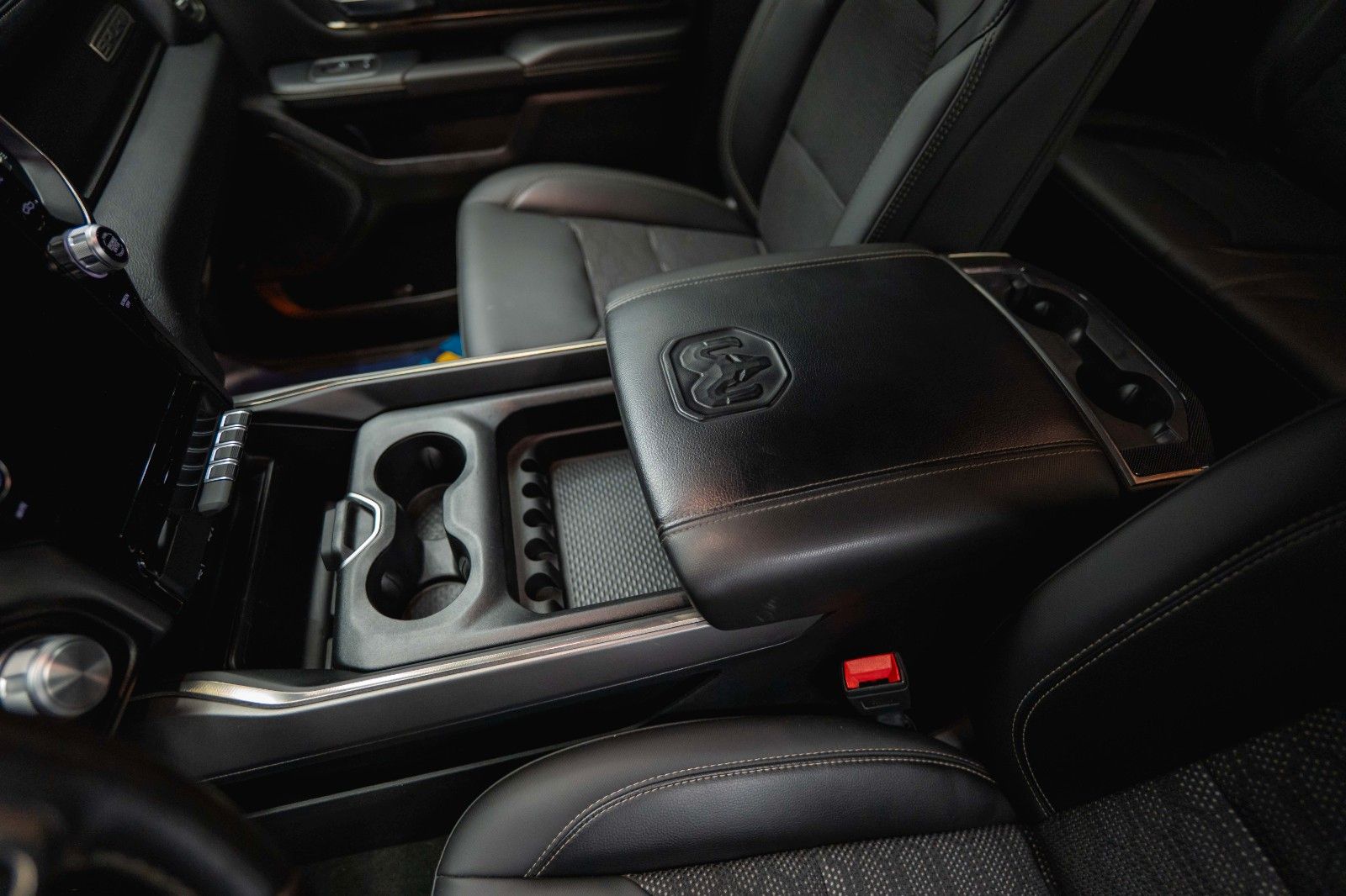 Fahrzeugabbildung Dodge RAM 5.7 V8 HEMI 4x4 OFFROAD Night-Paket *LED*19%