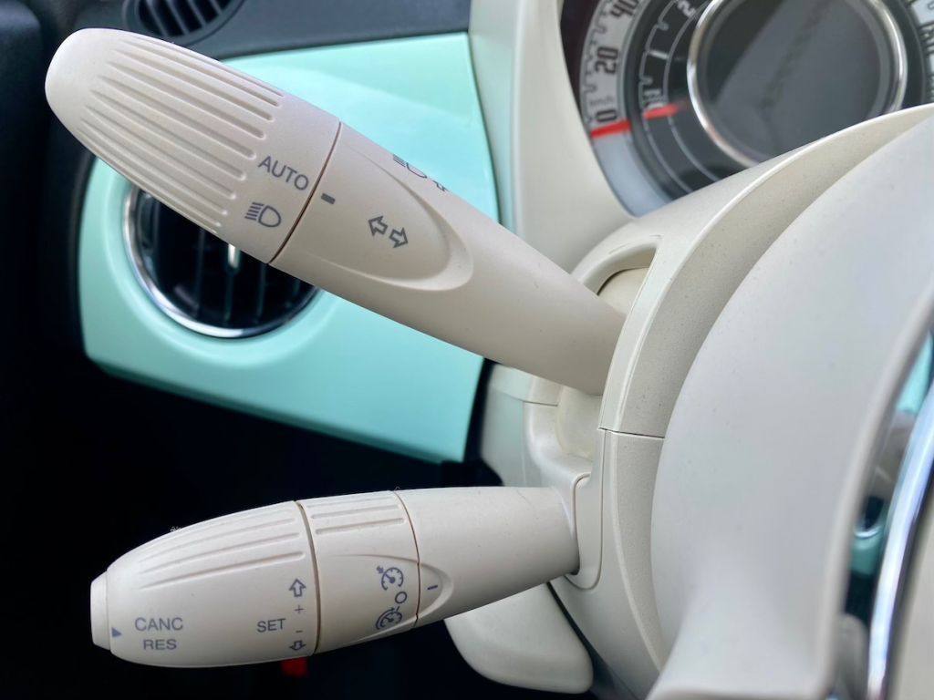 Fahrzeugabbildung Fiat 500 1.2 Dualogic Lounge HAGEL KLIMA CARPLAY PDC