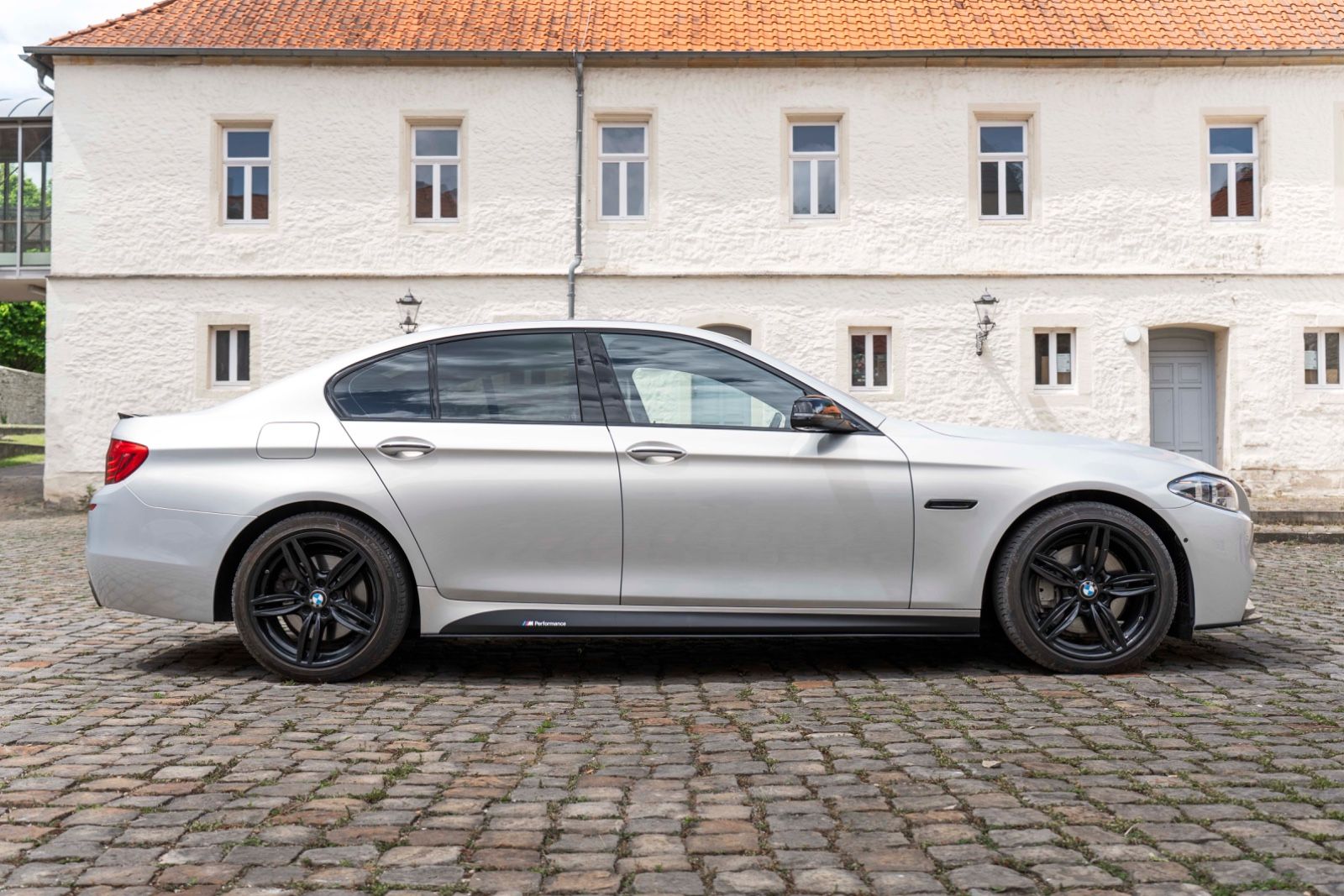 Fahrzeugabbildung BMW 550IX M-SPORTPAKET HUD B&O ACC HUD KAM TOTW