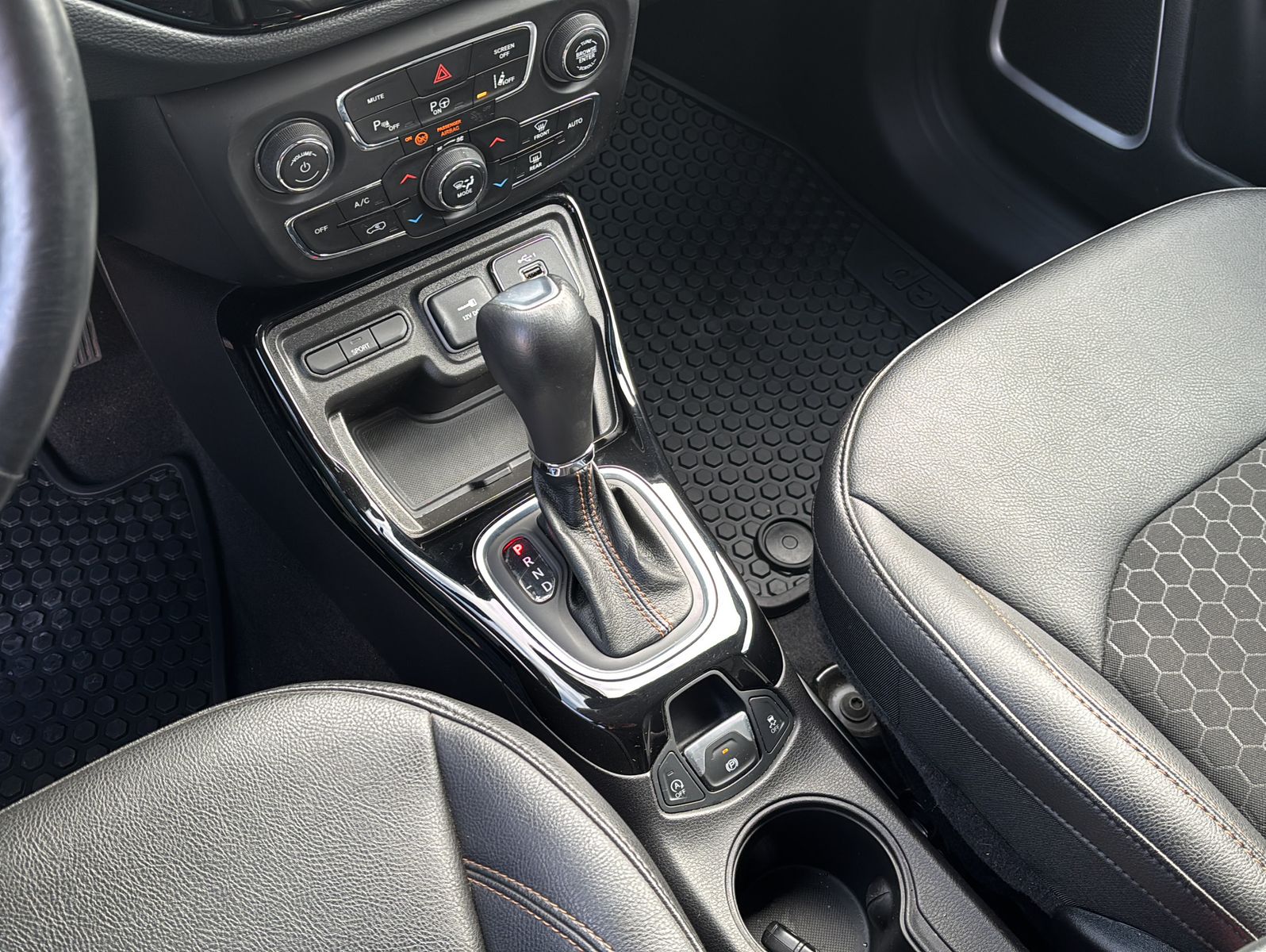 Fahrzeugabbildung Jeep Compass Limited FWD