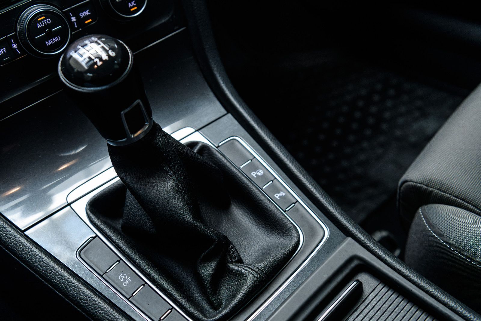 Fahrzeugabbildung Volkswagen Golf VII Variant+R-LINE+AHK+SHZ+NAVI+RFK+GJR